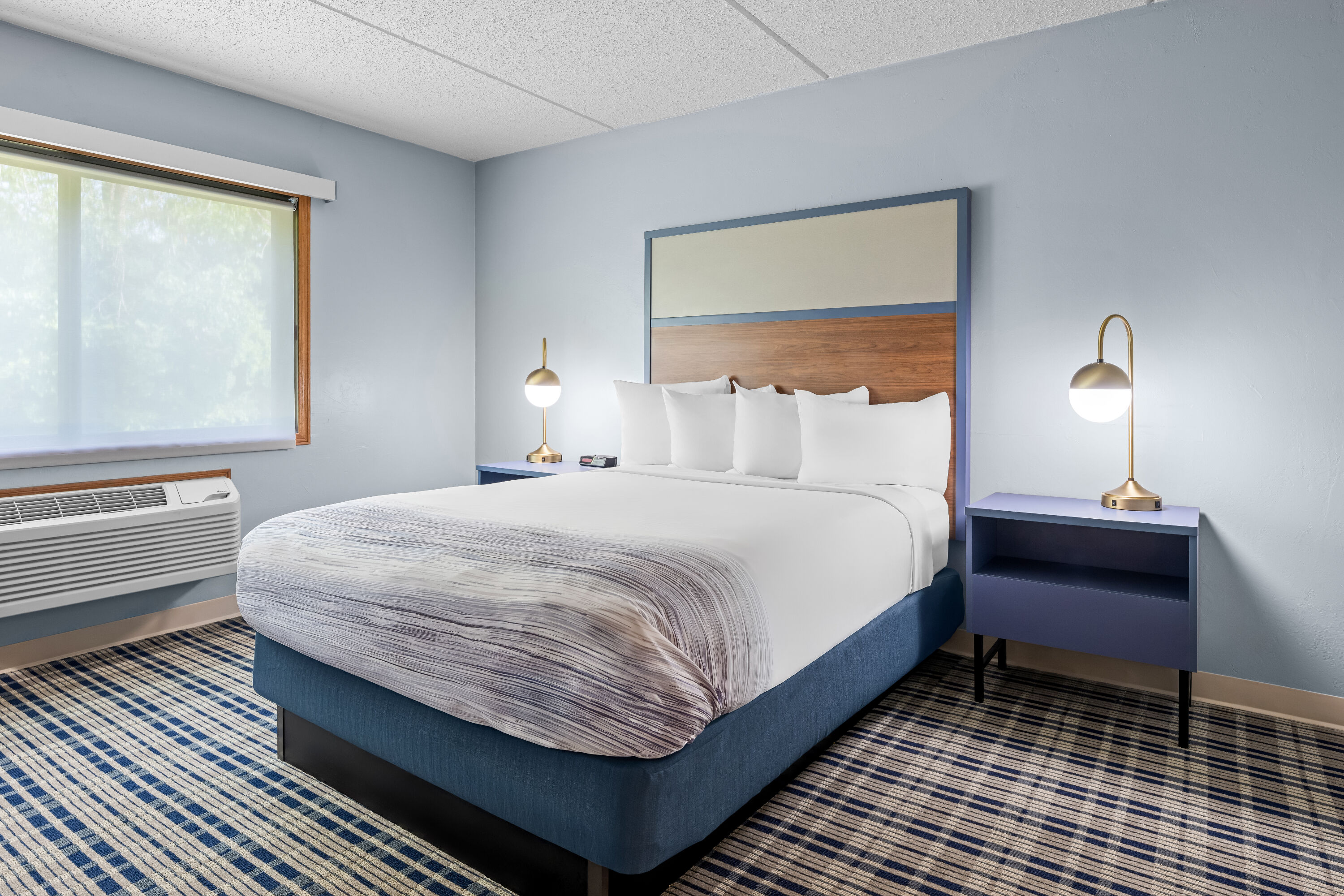 Queen bed guest room at the AmericInn by Wyndham Sturgeon Bay in Sturgeon Bay, Wisconsin
