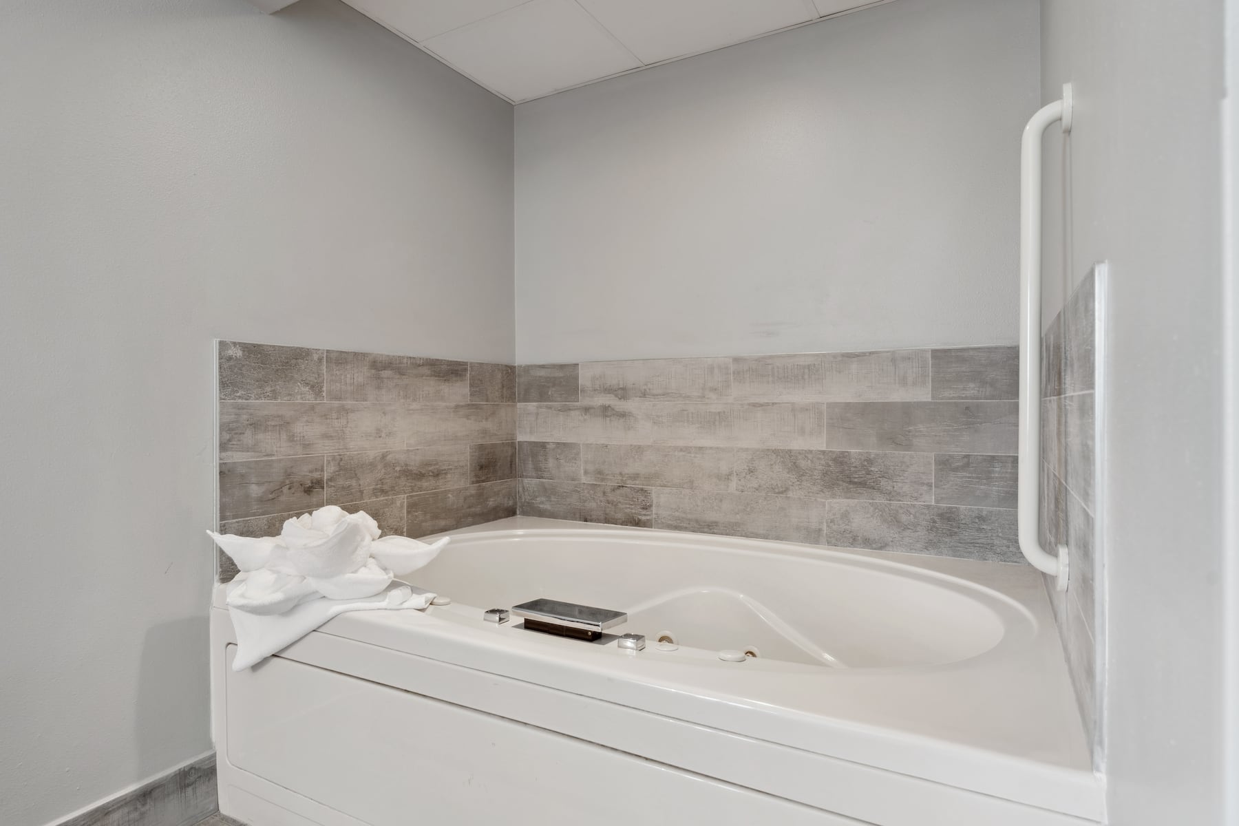 Guest room bath at the AmericInn by Wyndham Wisconsin Dells in Wisconsin Dells, Wisconsin