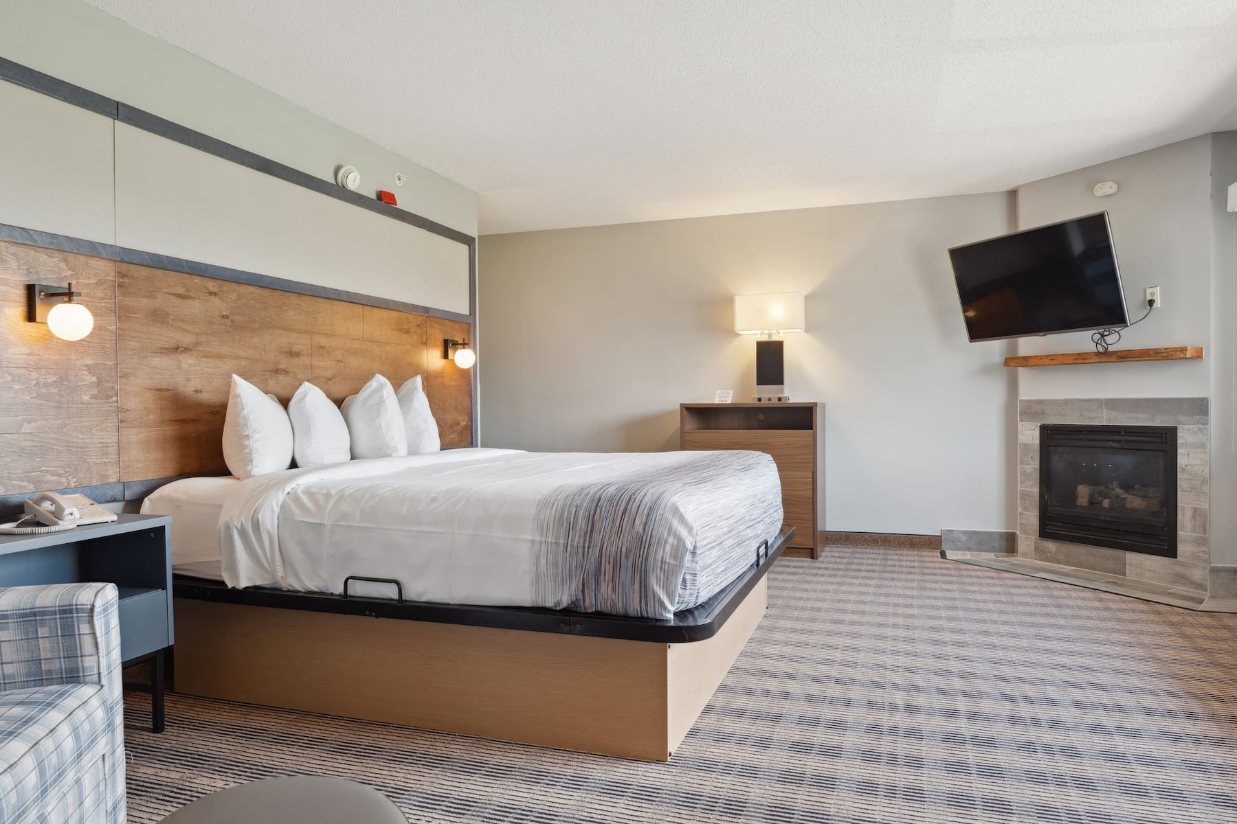 King bed guest room at the AmericInn by Wyndham Wisconsin Dells in Wisconsin Dells, Wisconsin