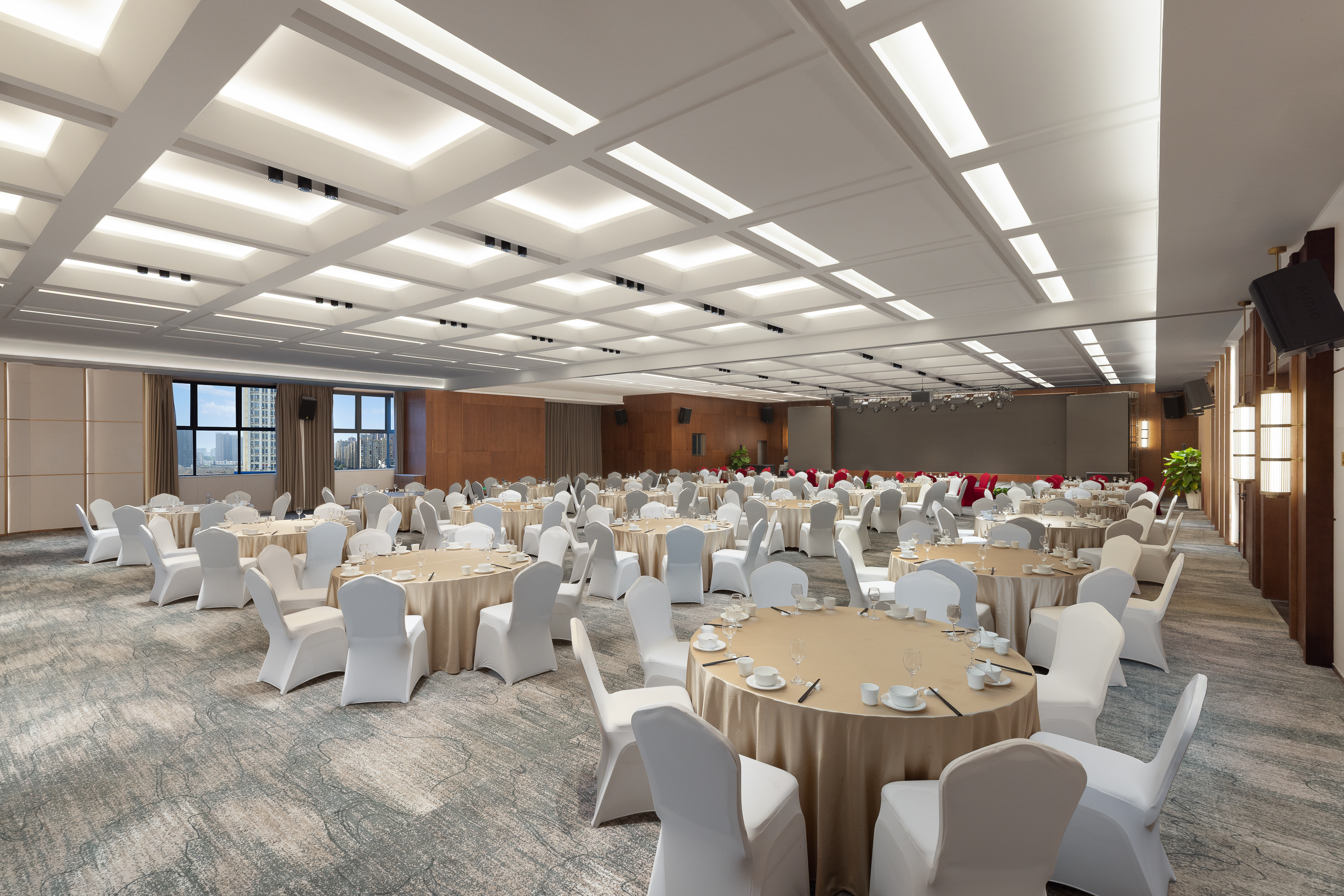Meeting room banquet rounds at Hawthorn by Wyndham Chenzhou Beihu in Chenzhou, Other than US/Canada