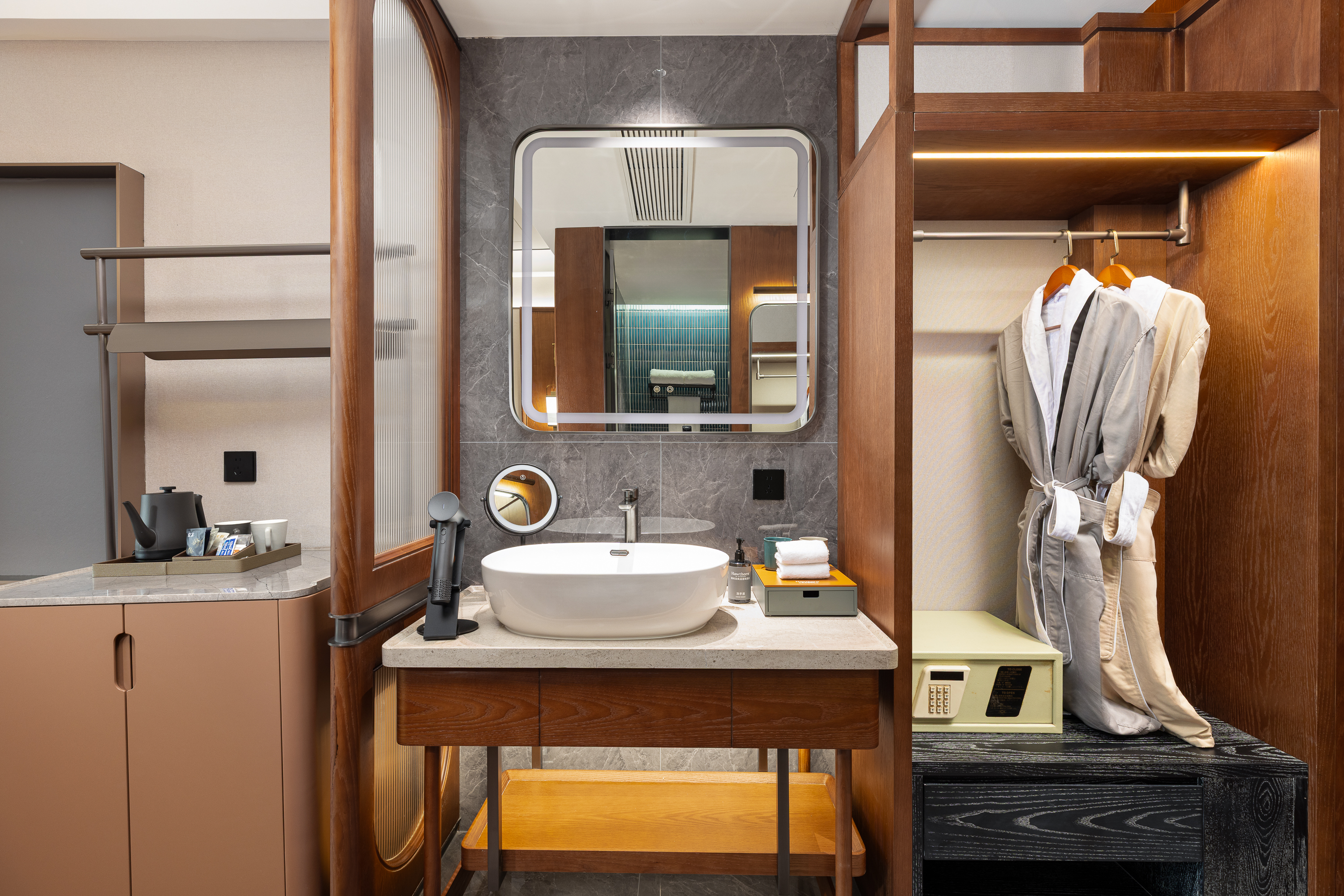 Guest room bath at the Hawthorn by Wyndham Chenzhou Beihu in Chenzhou, Other than US/Canada