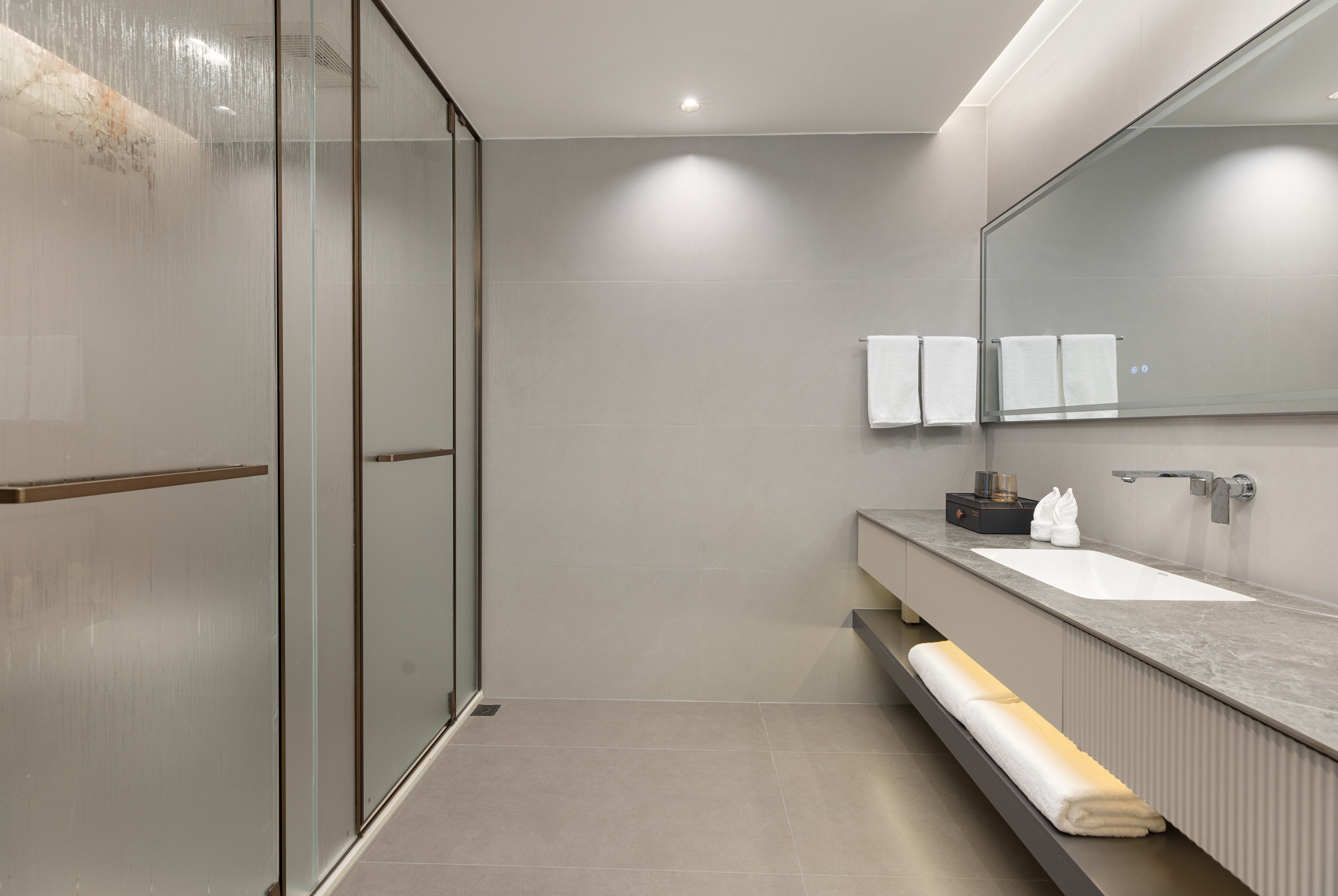 Guest room bath at the Hawthorn by Wyndham Jinghong Mengyang in Jinghong City, Xishuangbanna, Other than US/Canada