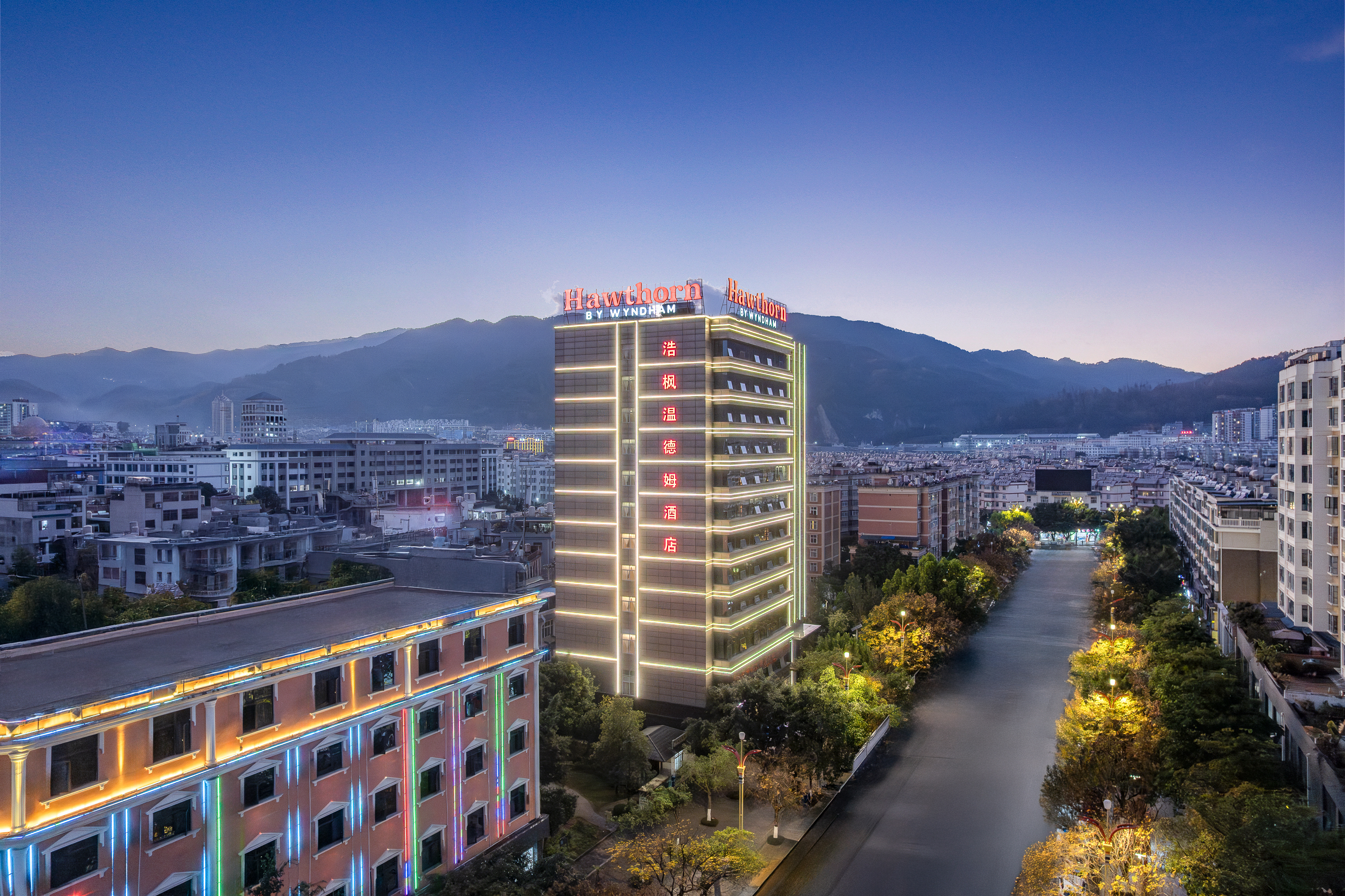 Exterior Night Image of Hawthorn by Wyndham Lincang Linxiang hotel in Lincang, Other than US/Canada