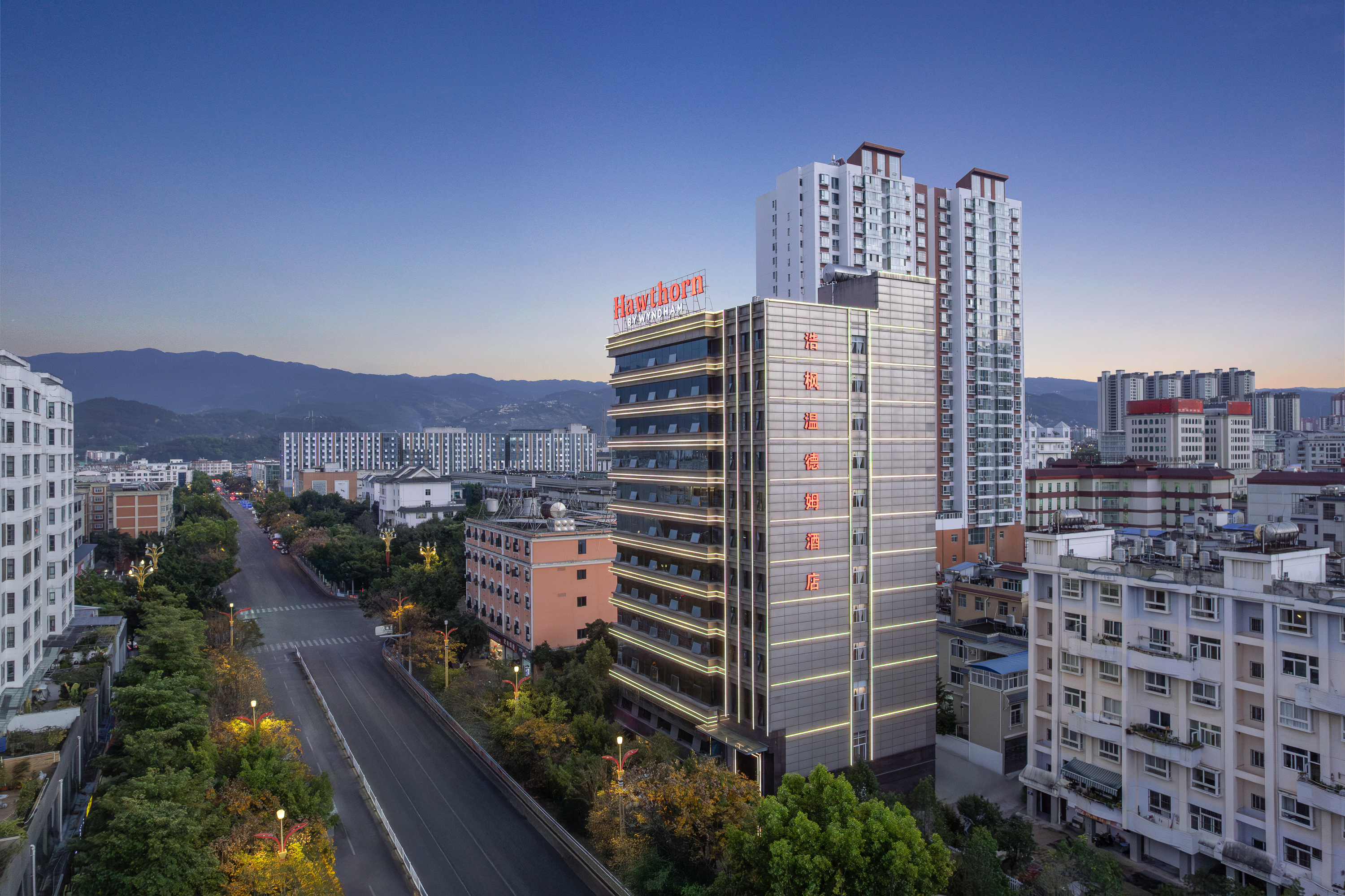 Exterior Night Image of Hawthorn by Wyndham Lincang Linxiang hotel in Lincang, Other than US/Canada