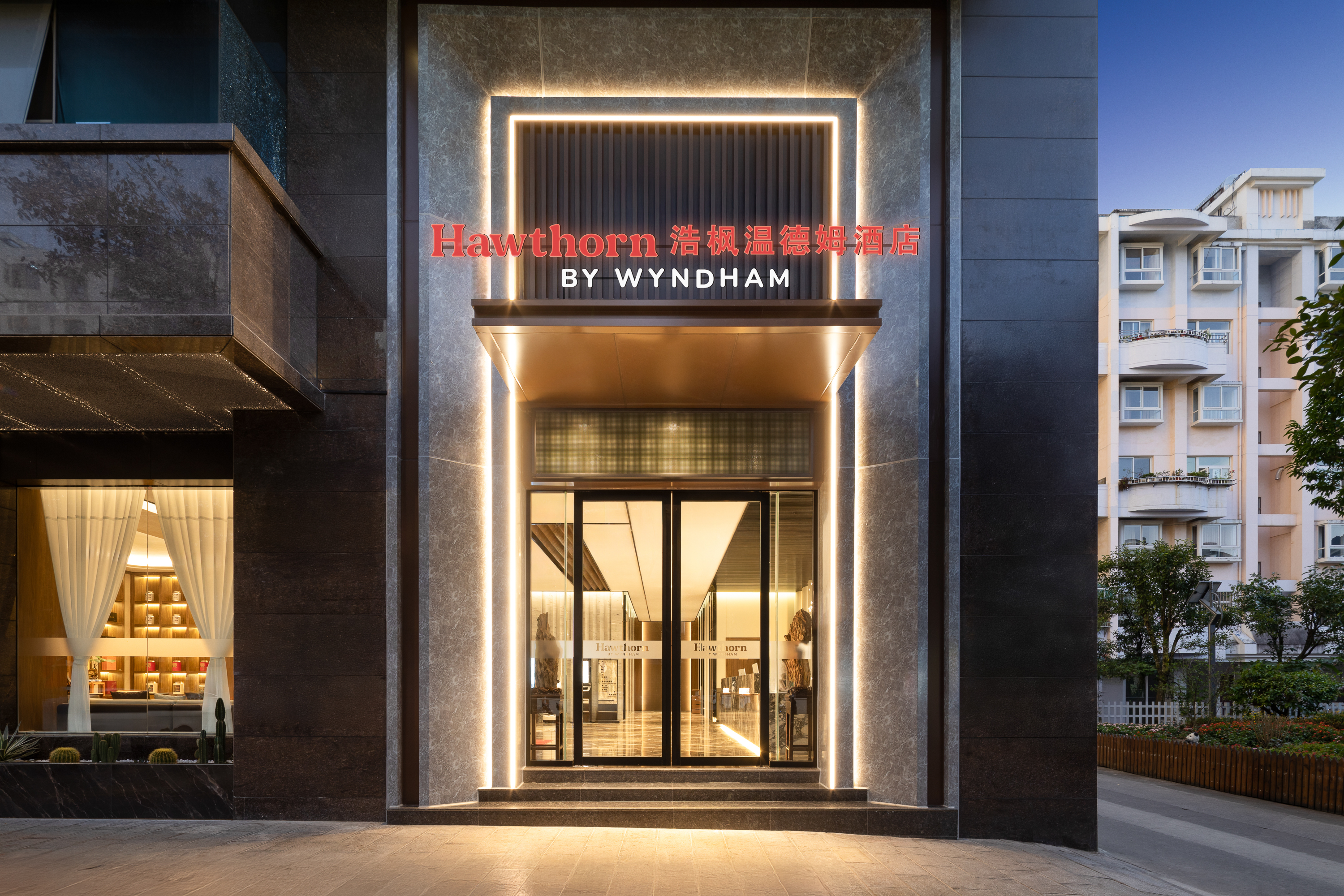 Exterior Night Image of Hawthorn by Wyndham Lincang Linxiang hotel in Lincang, Other than US/Canada