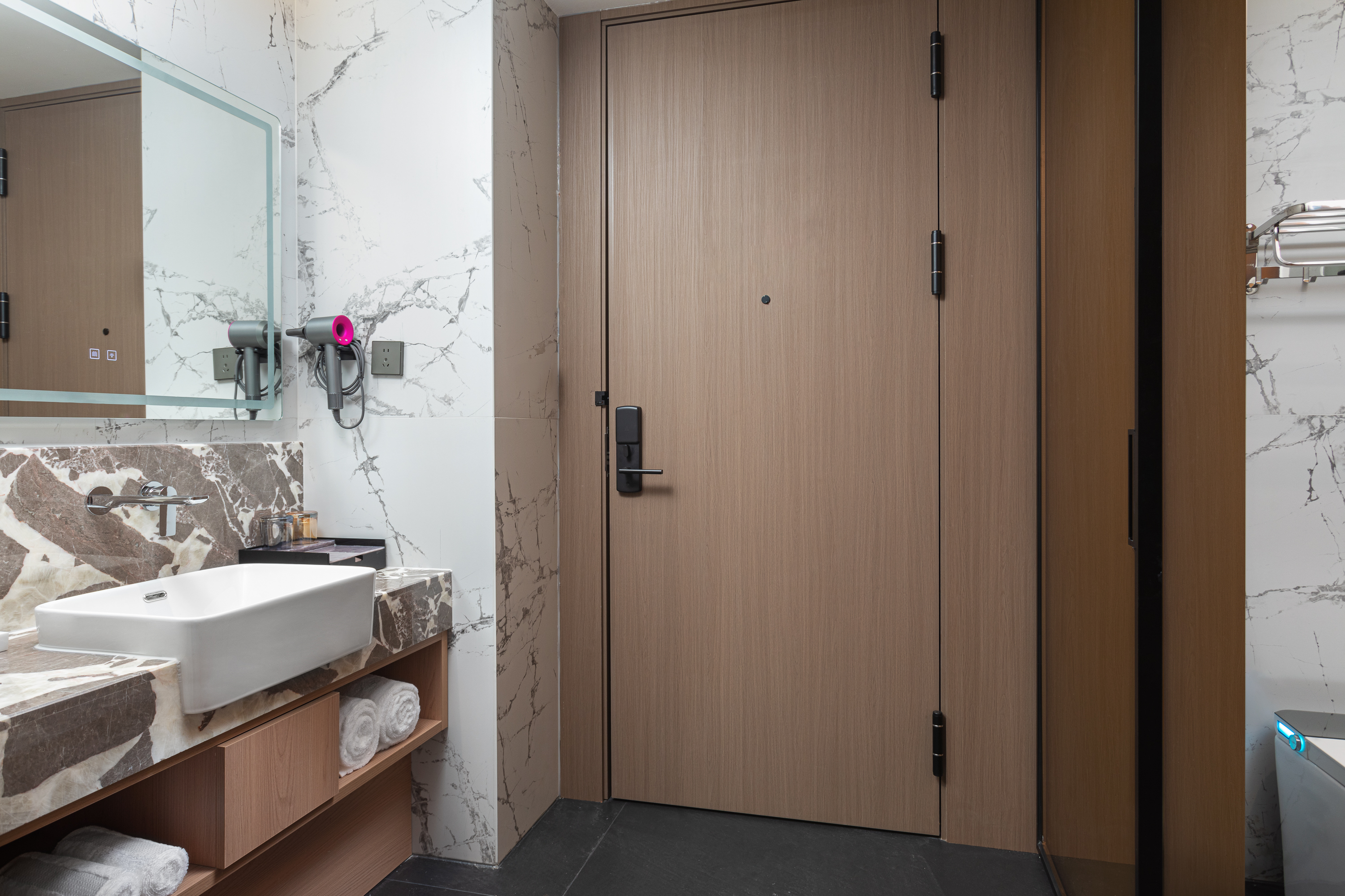 Guest room bath at the Hawthorn by Wyndham Honghe Mile Hot Spring in Mile, Other than US/Canada