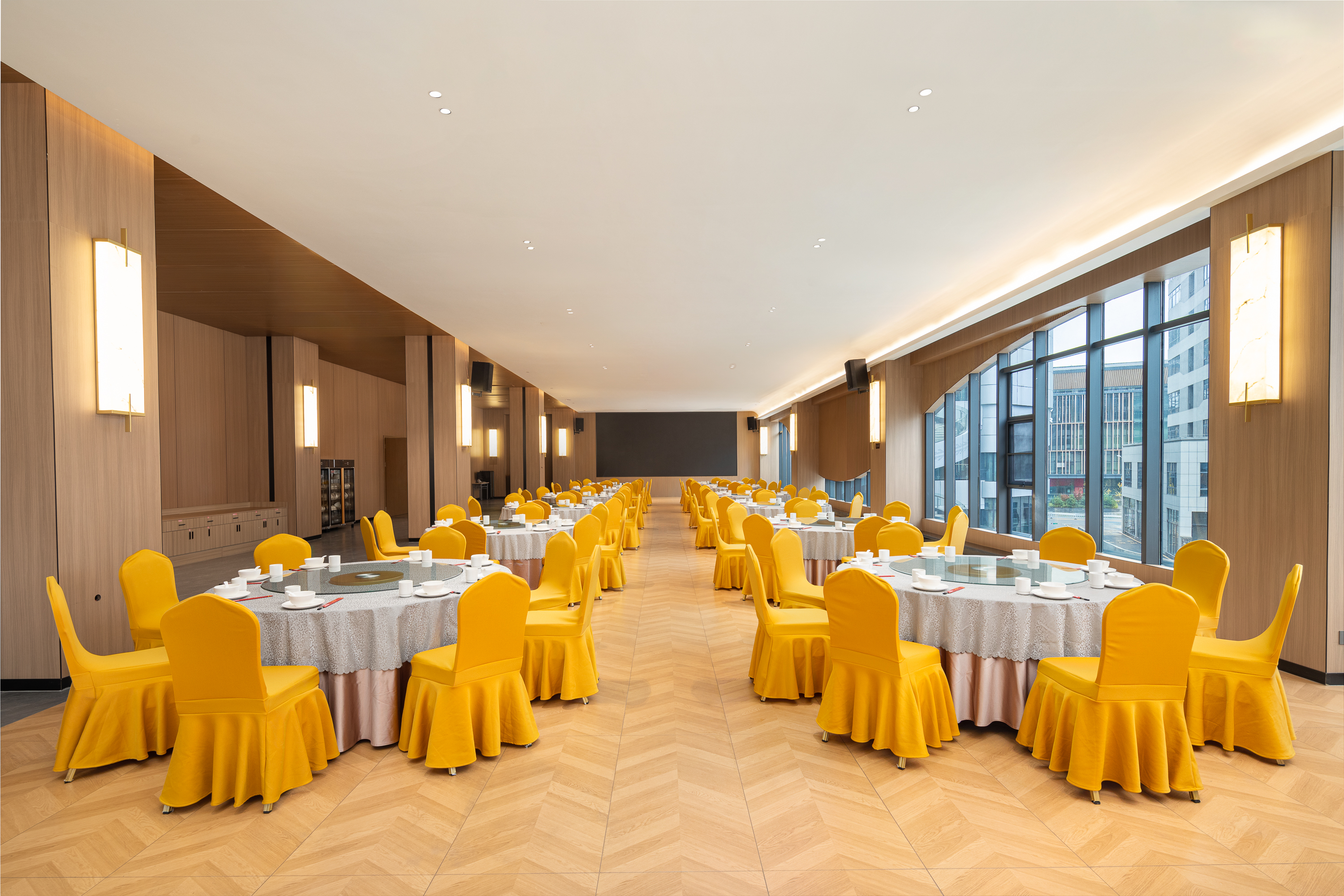 Meeting room banquet rounds at Hawthorn by Wyndham Fenghuang Baiyue in Xiangxi Tujia and Miao Autonom, Other than US/Canada