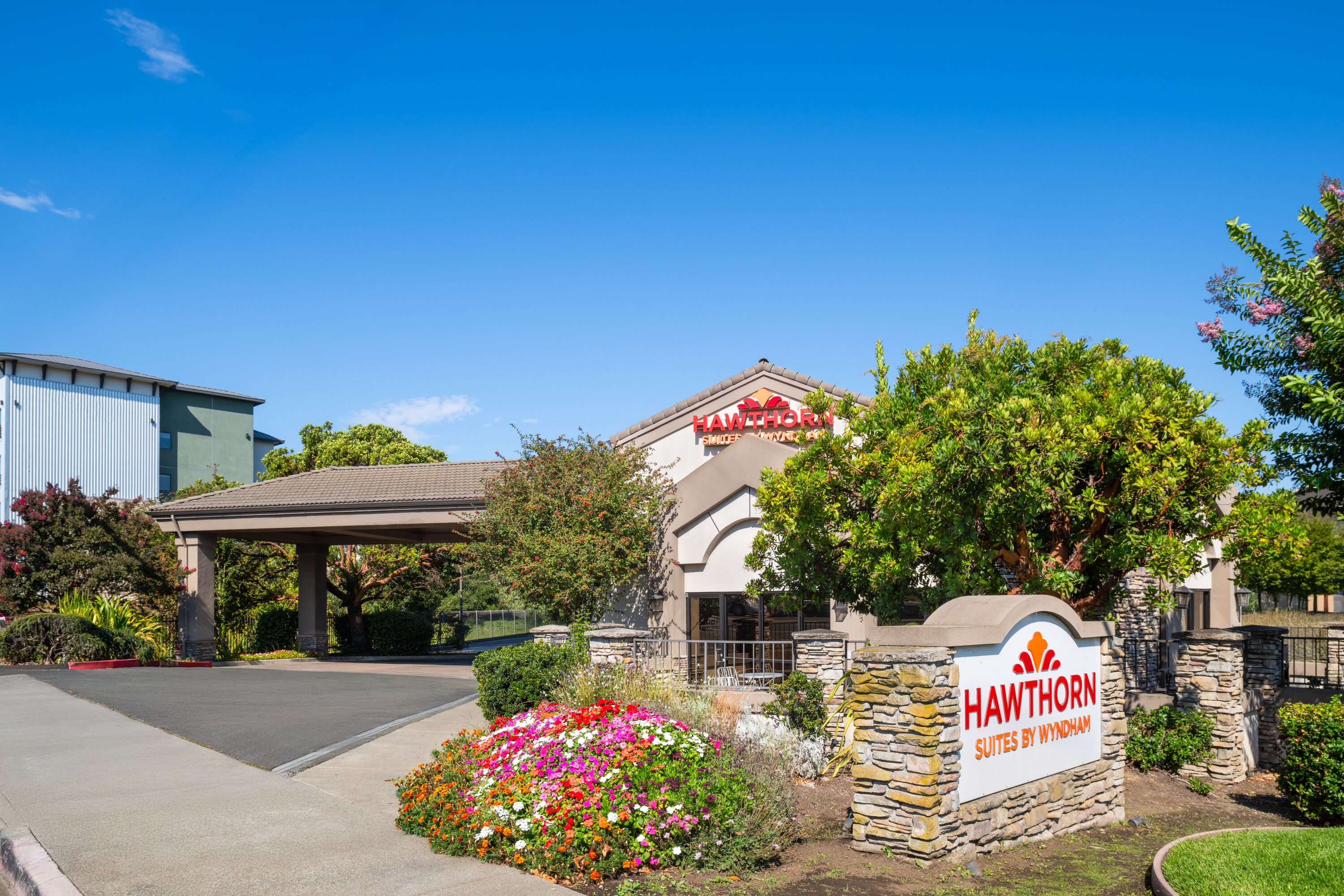 Exterior Day Image of Hawthorn Suites by Wyndham Napa Valley hotel in Napa, California