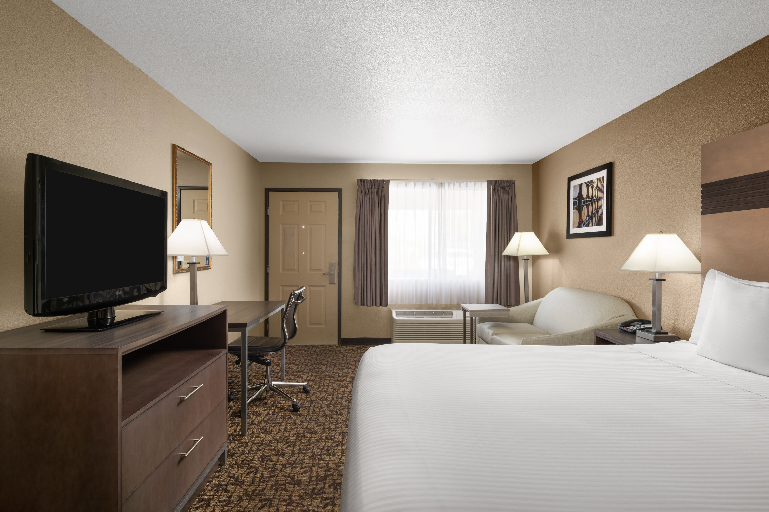 Guest room at the Hawthorn Suites by Wyndham Napa Valley in Napa, California