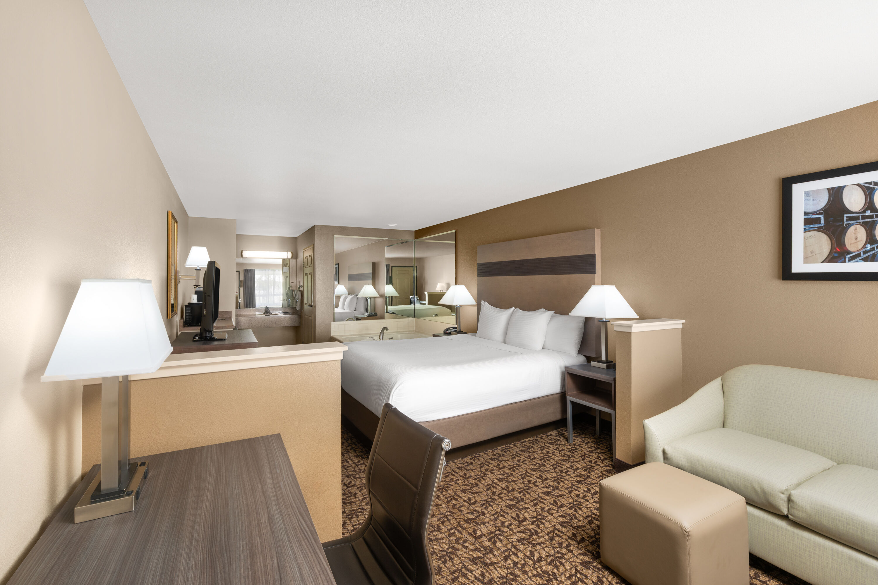 Hawthorn Suites by Wyndham Napa Valley hot tub suite in Napa, California