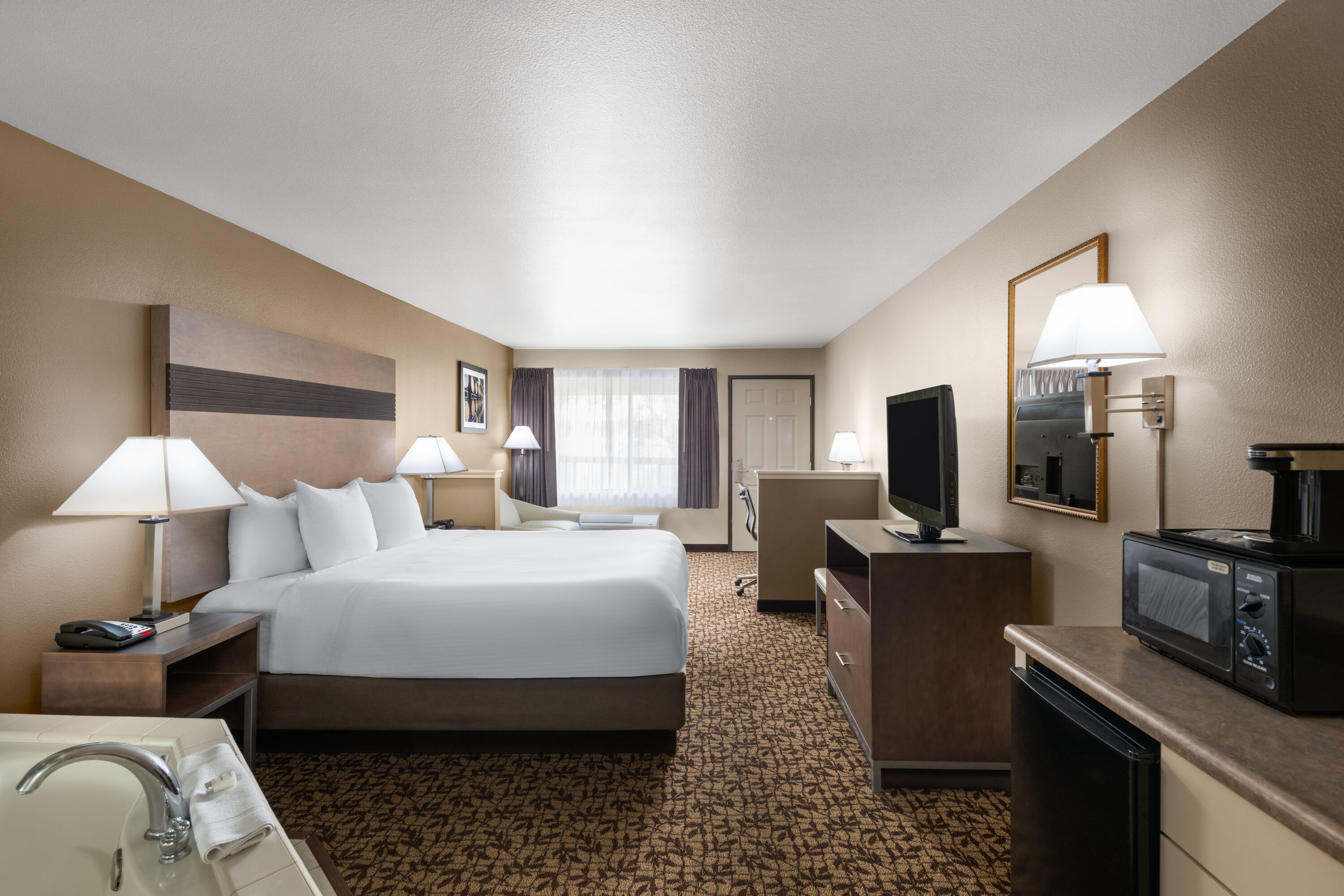 Hawthorn Suites by Wyndham Napa Valley hot tub suite in Napa, California