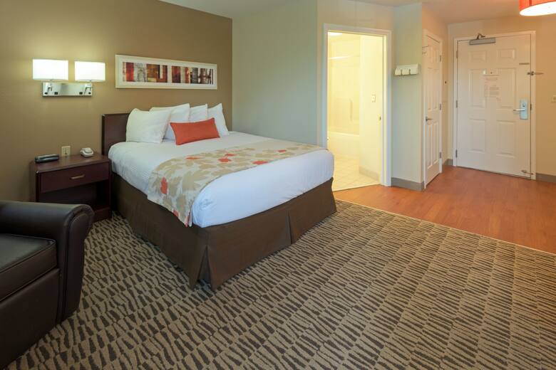 Guest room at the Hawthorn Suites by Wyndham Hartford Meriden in Meriden, Connecticut