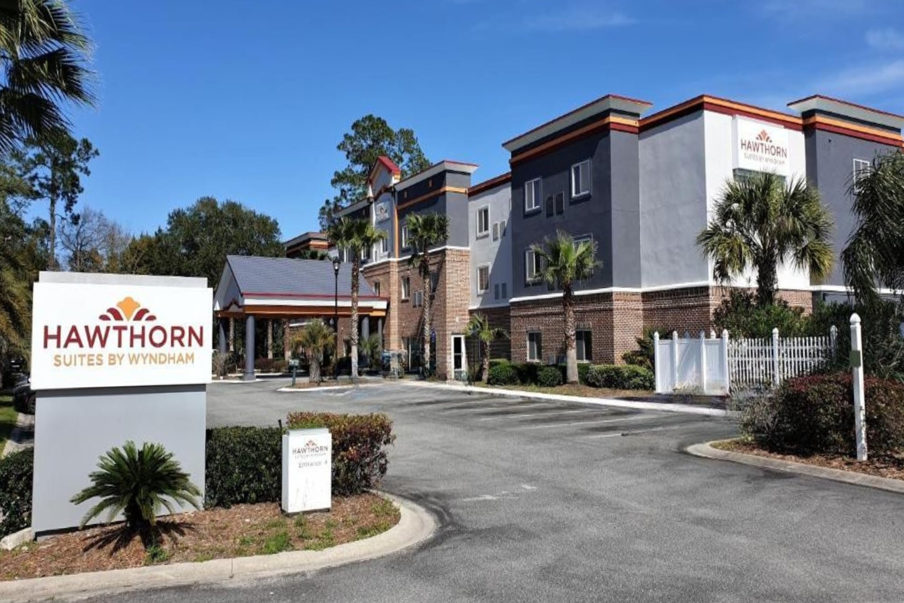 Exterior of Hawthorn Extended Stay by Wyndham Kingsland hotel in Kingsland, Georgia