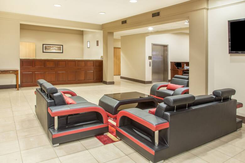 Hawthorn Suites by Wyndham Bloomington hotel lobby in Bloomington, Illinois