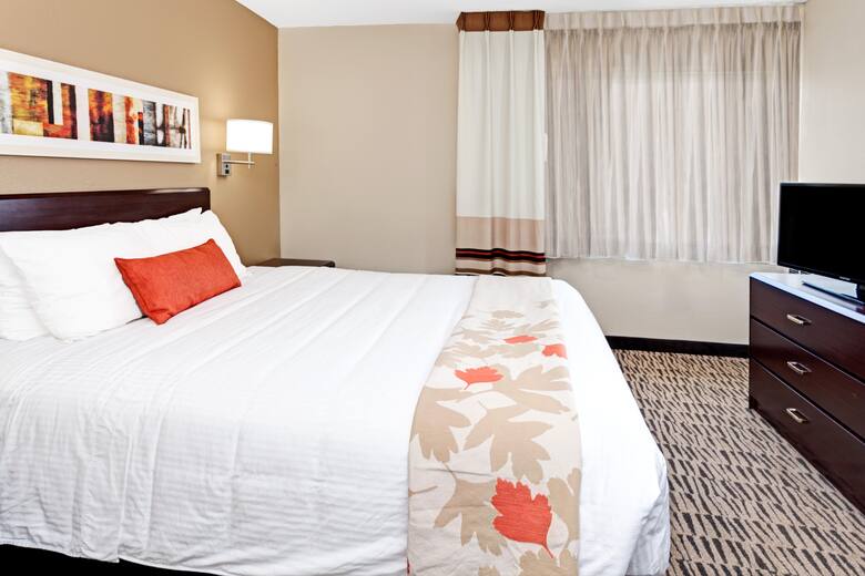 Guest room at the Hawthorn Suites by Wyndham Chicago Hoffman Estates in Hoffman Estates, Illinois