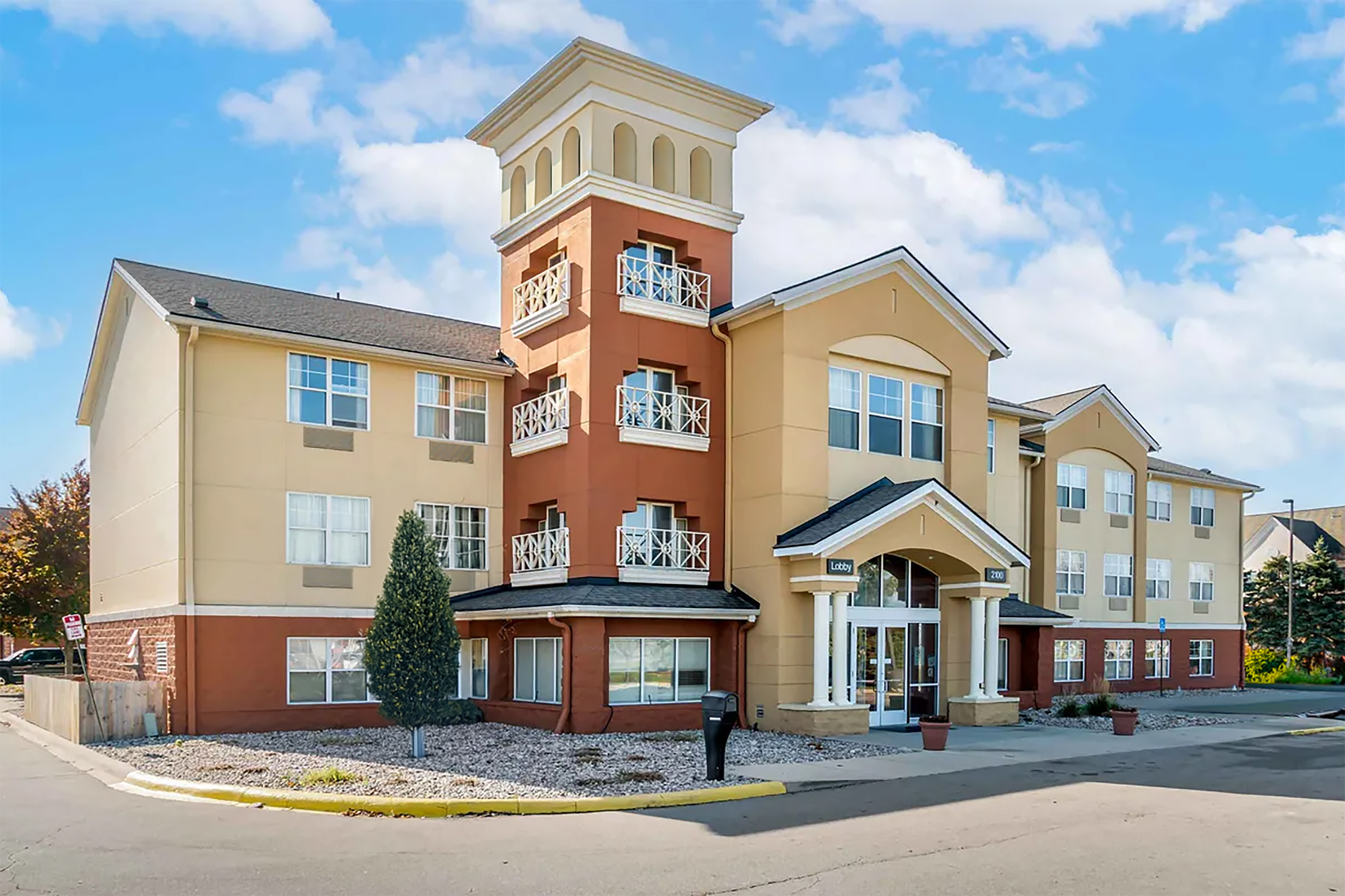 Exterior of Hawthorn Extended Stay by Wyndham Auburn Hills Detroit hotel in Auburn Hills, Michigan