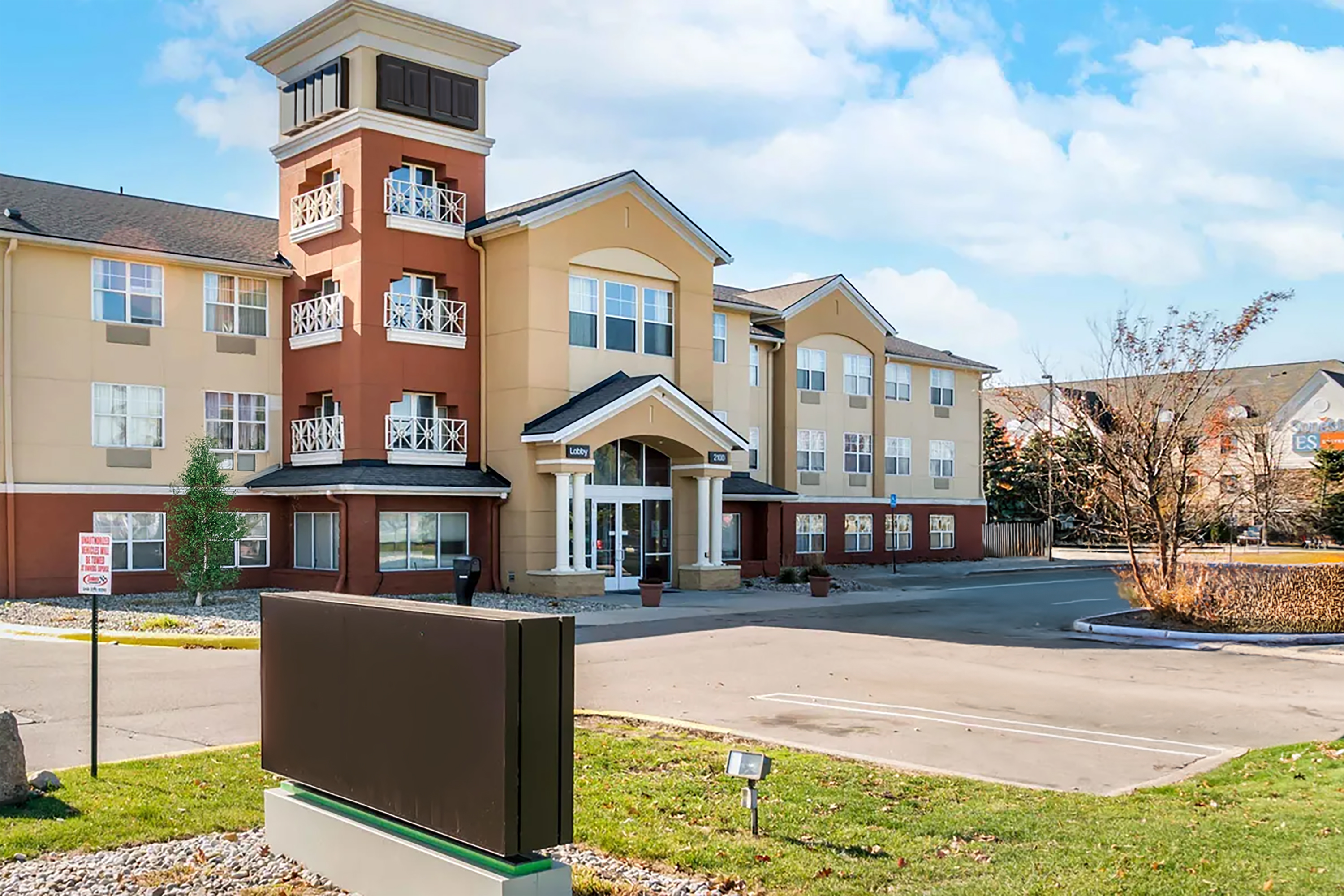 Exterior of Hawthorn Extended Stay by Wyndham Auburn Hills Detroit hotel in Auburn Hills, Michigan