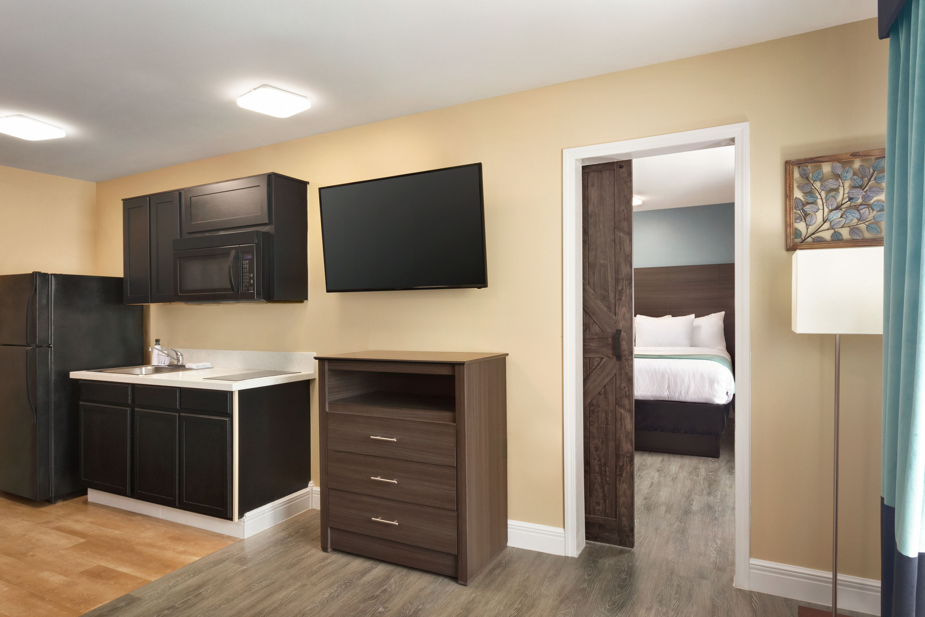 King bed guest room at the Hawthorn Extended Stay by Wyndham Saint Robert in Saint Robert, Missouri