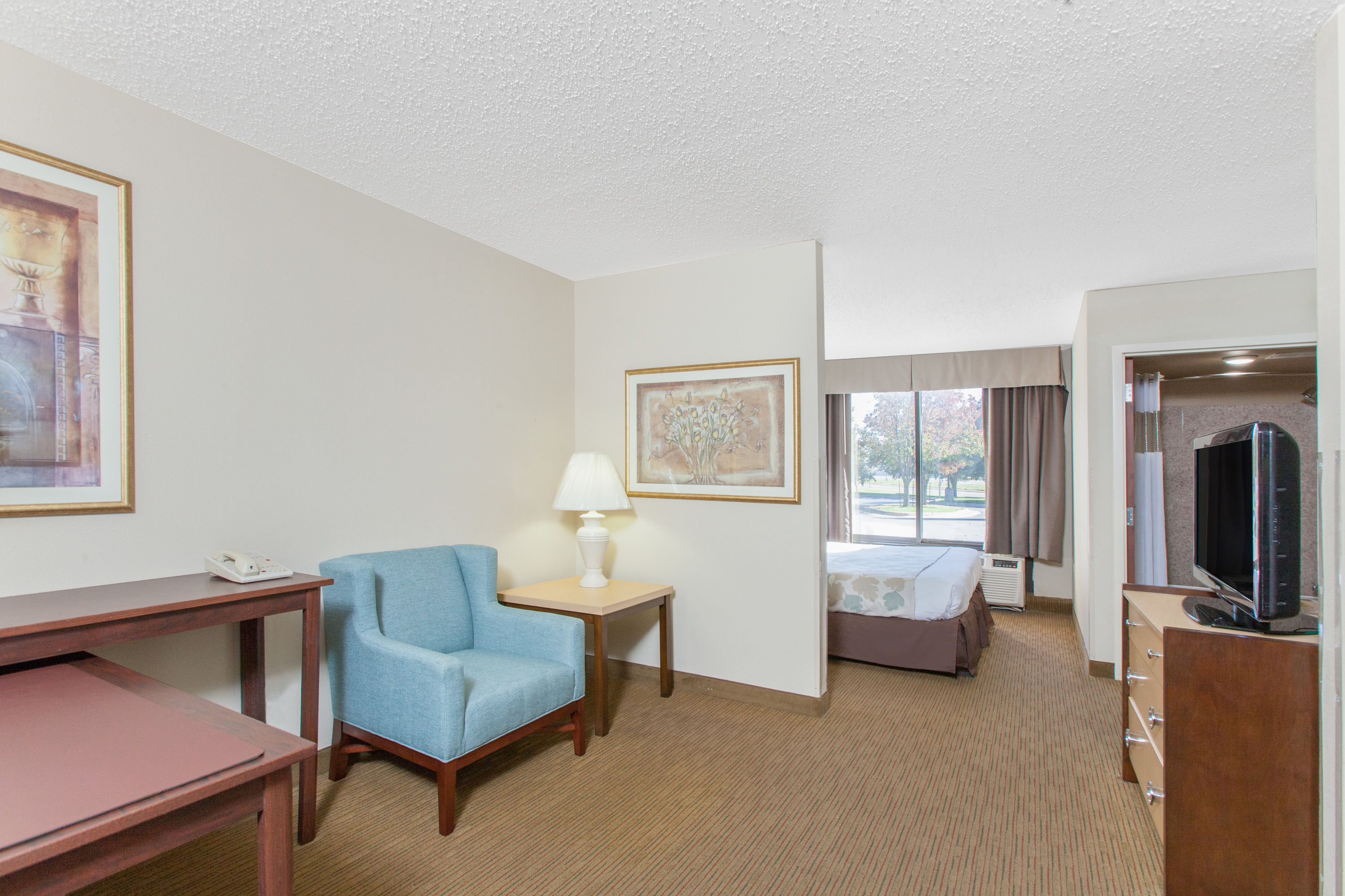 Guest room at the Hawthorn Suites by Wyndham Midwest City Tinker AFB in Midwest City, Oklahoma
