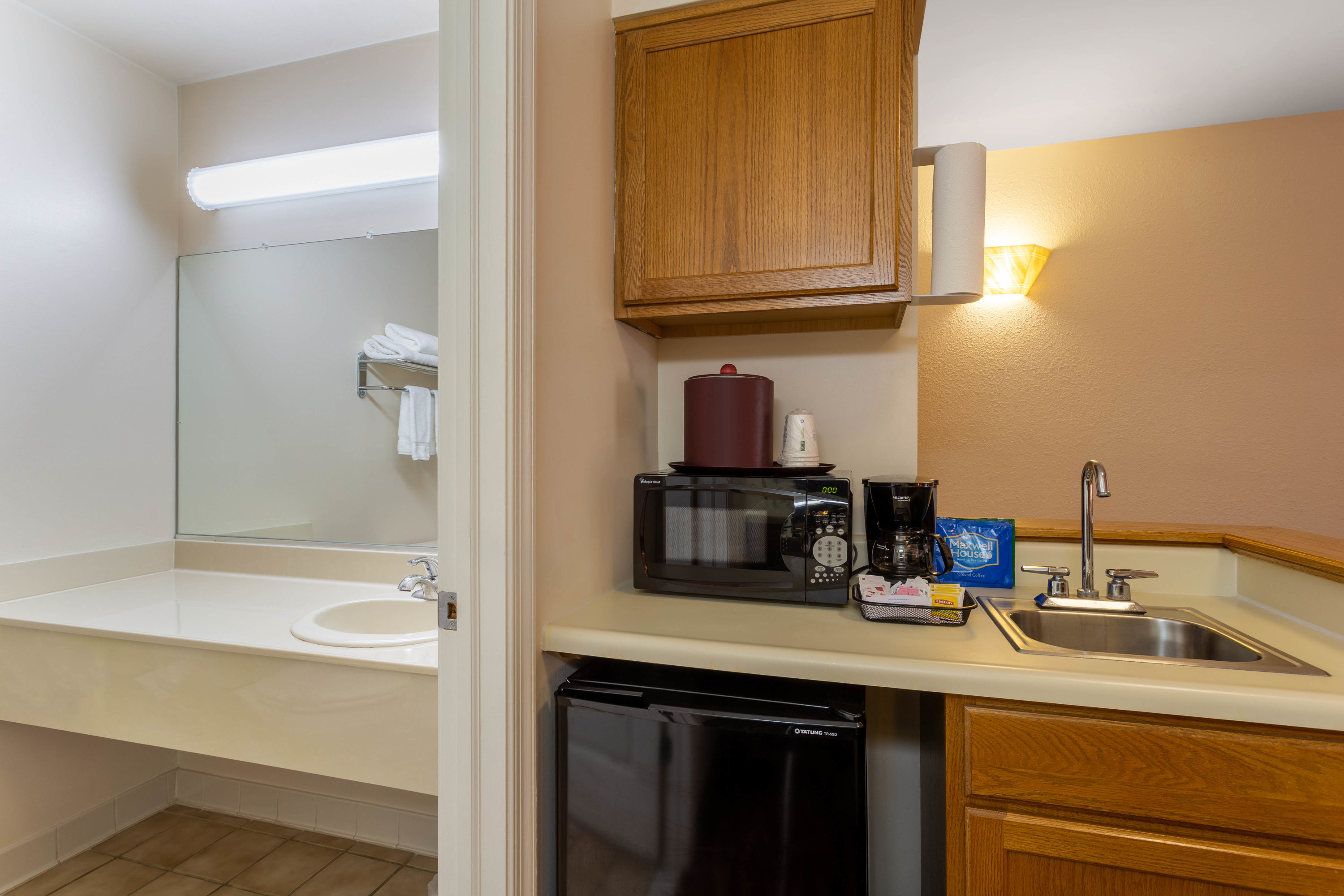 Guest room feature at the Hawthorn Suites by Wyndham Allentown-Fogelsville in Fogelsville, Pennsylvania