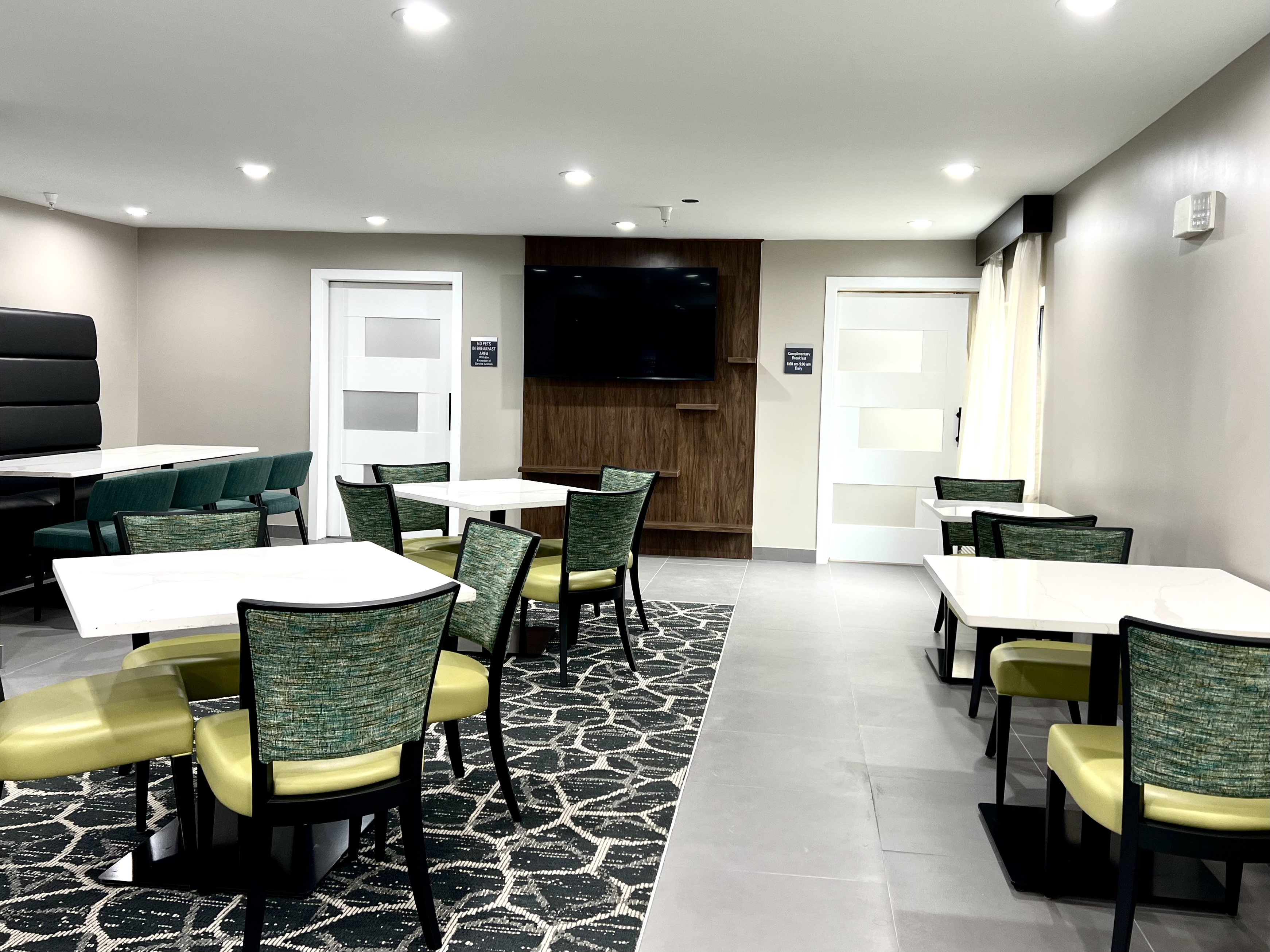 Hawthorn Extended Stay by Wyndham Jackson restaurant breakfast area with seating in Jackson, Tennessee