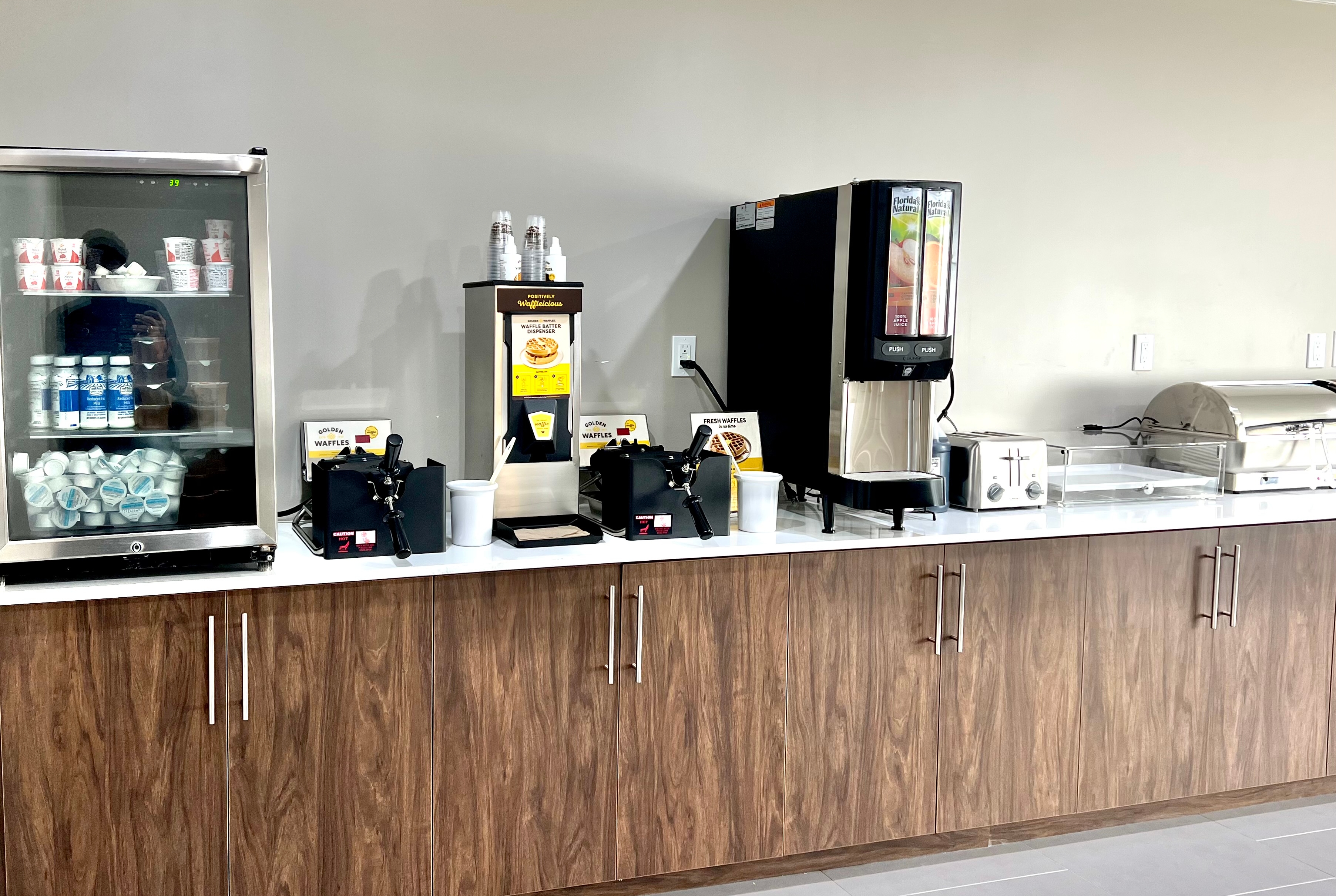 Hawthorn Extended Stay by Wyndham Jackson restaurant breakfast area with seating in Jackson, Tennessee