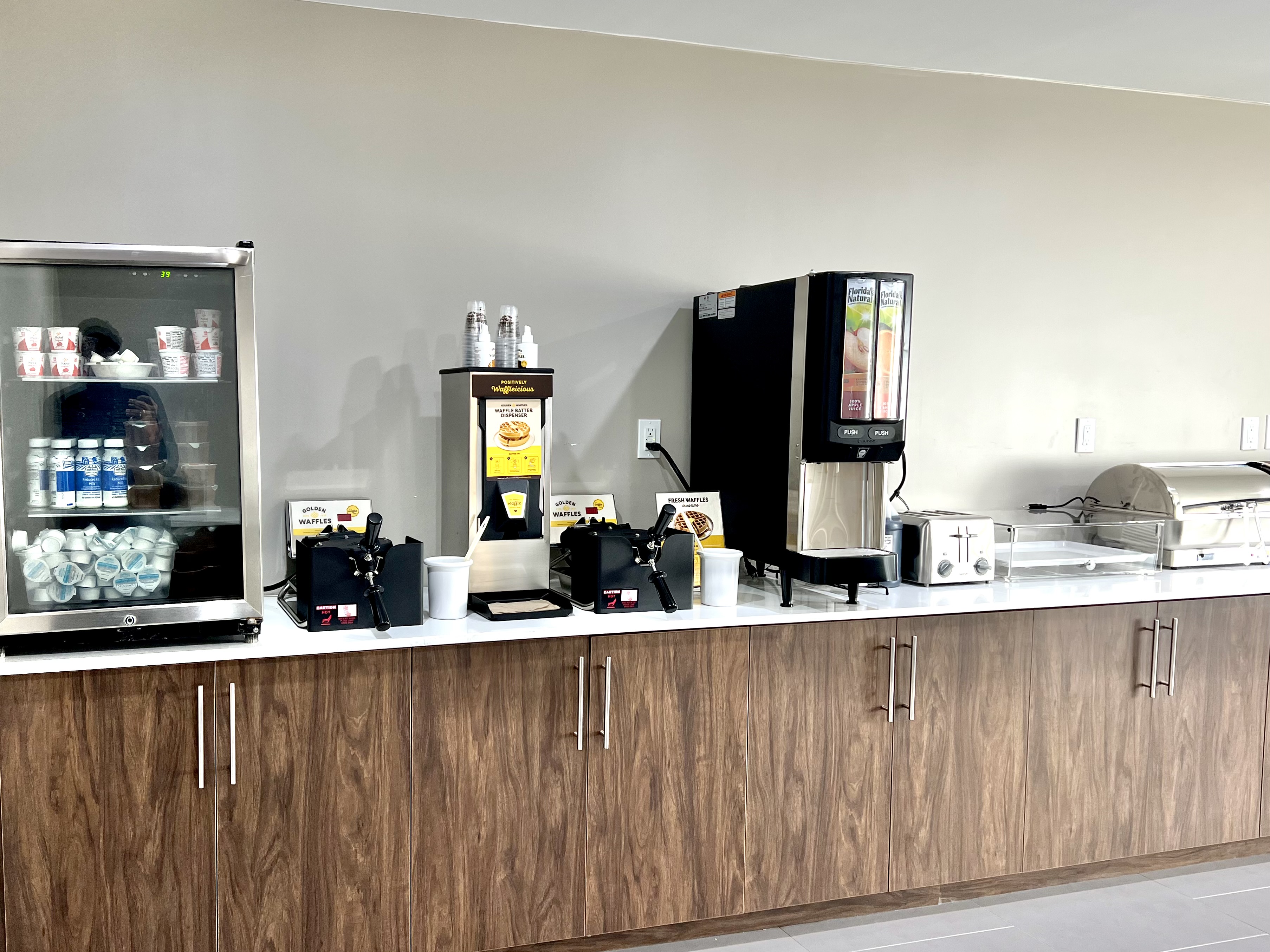 Hawthorn Extended Stay by Wyndham Jackson restaurant breakfast area with seating in Jackson, Tennessee