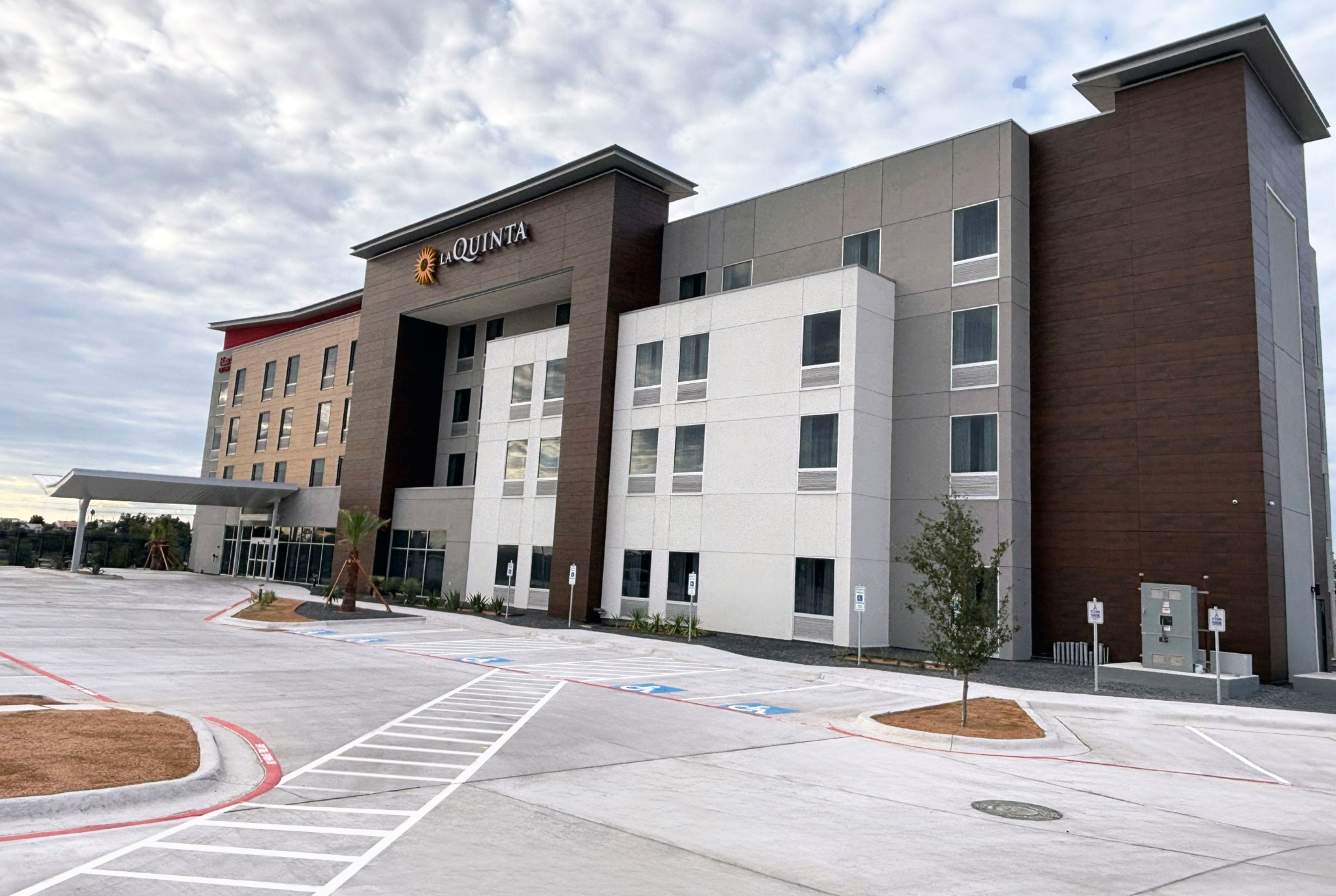 Exterior of Hawthorn Extended Stay by Wyndham Eagle Pass hotel in Eagle Pass, Texas