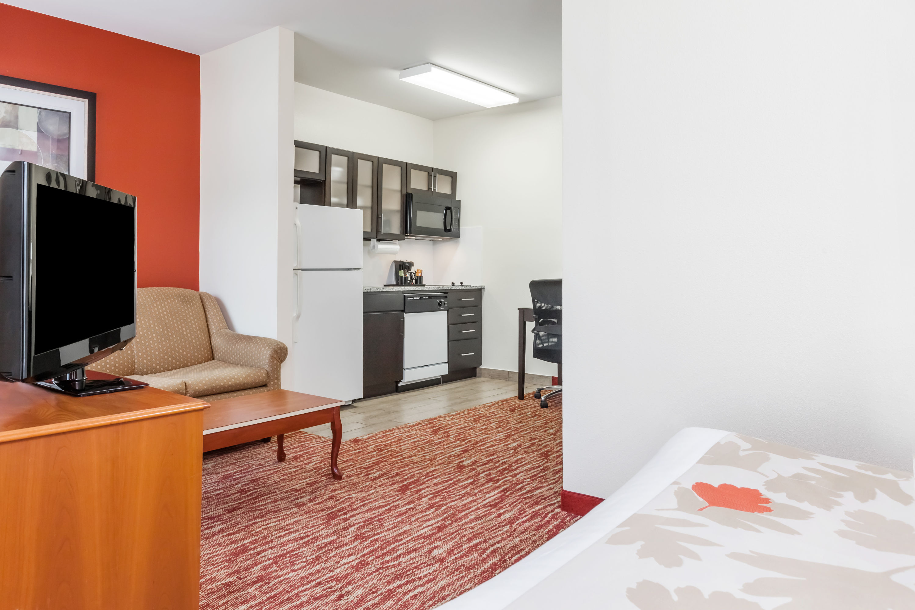 Guest room at the Hawthorn Suites By Wyndham Irving DFW South in Irving, Texas