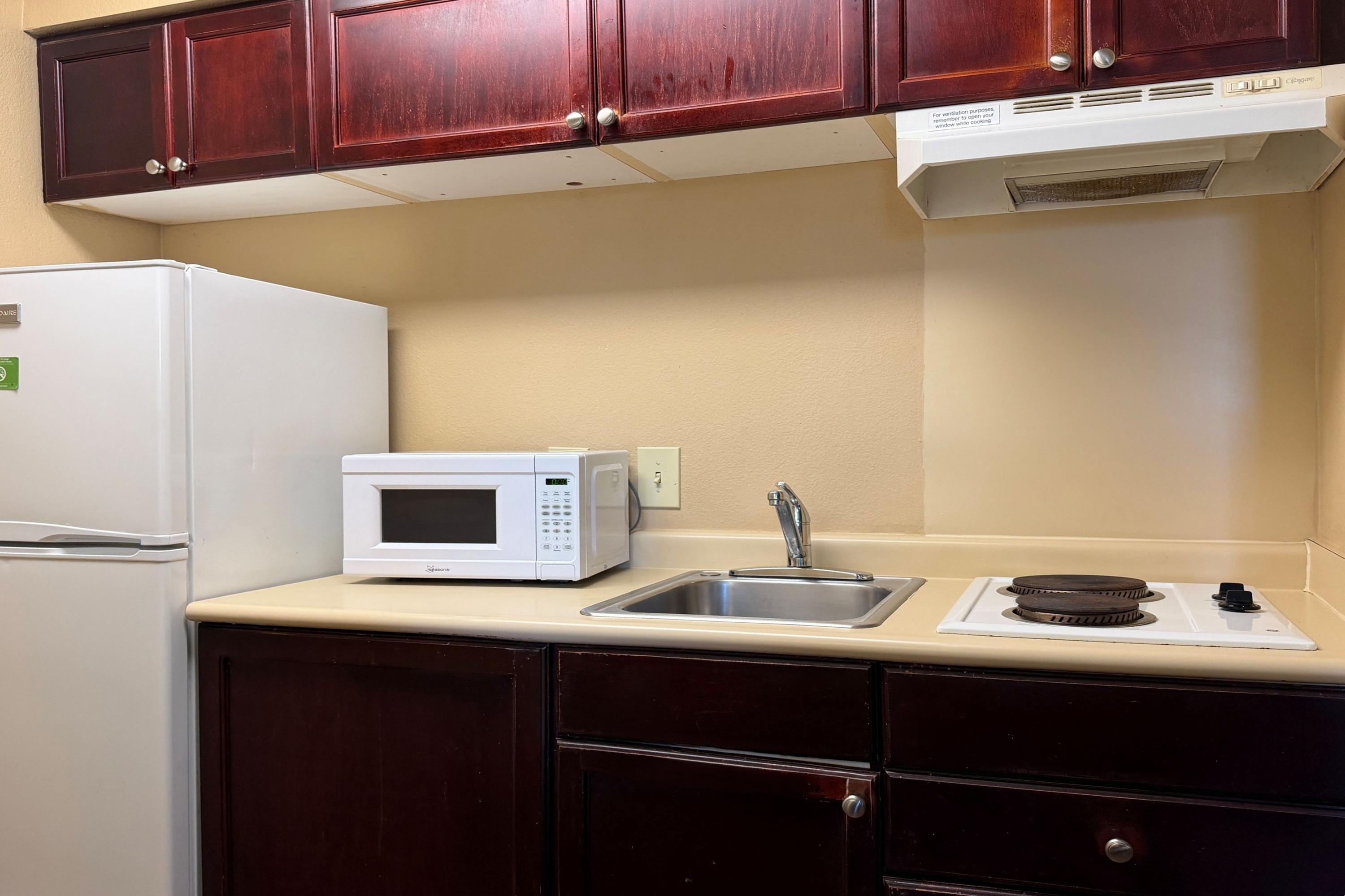 Guest room feature at the Hawthorn Extended Stay by Wyndham Irving Las Colinas in Irving, Texas