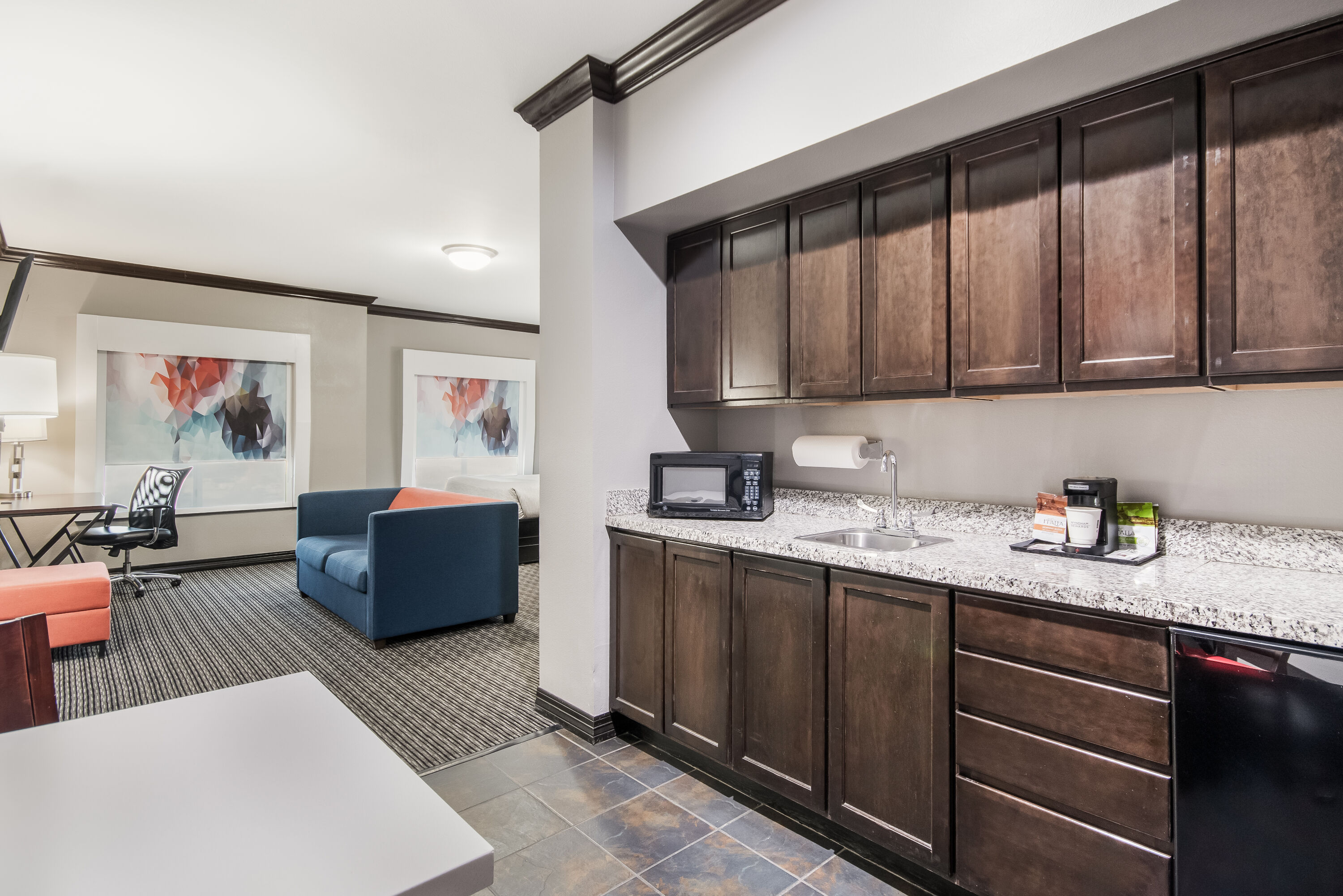 Queen bed guest room at the Hawthorn Suites by Wyndham Lubbock in Lubbock, Texas