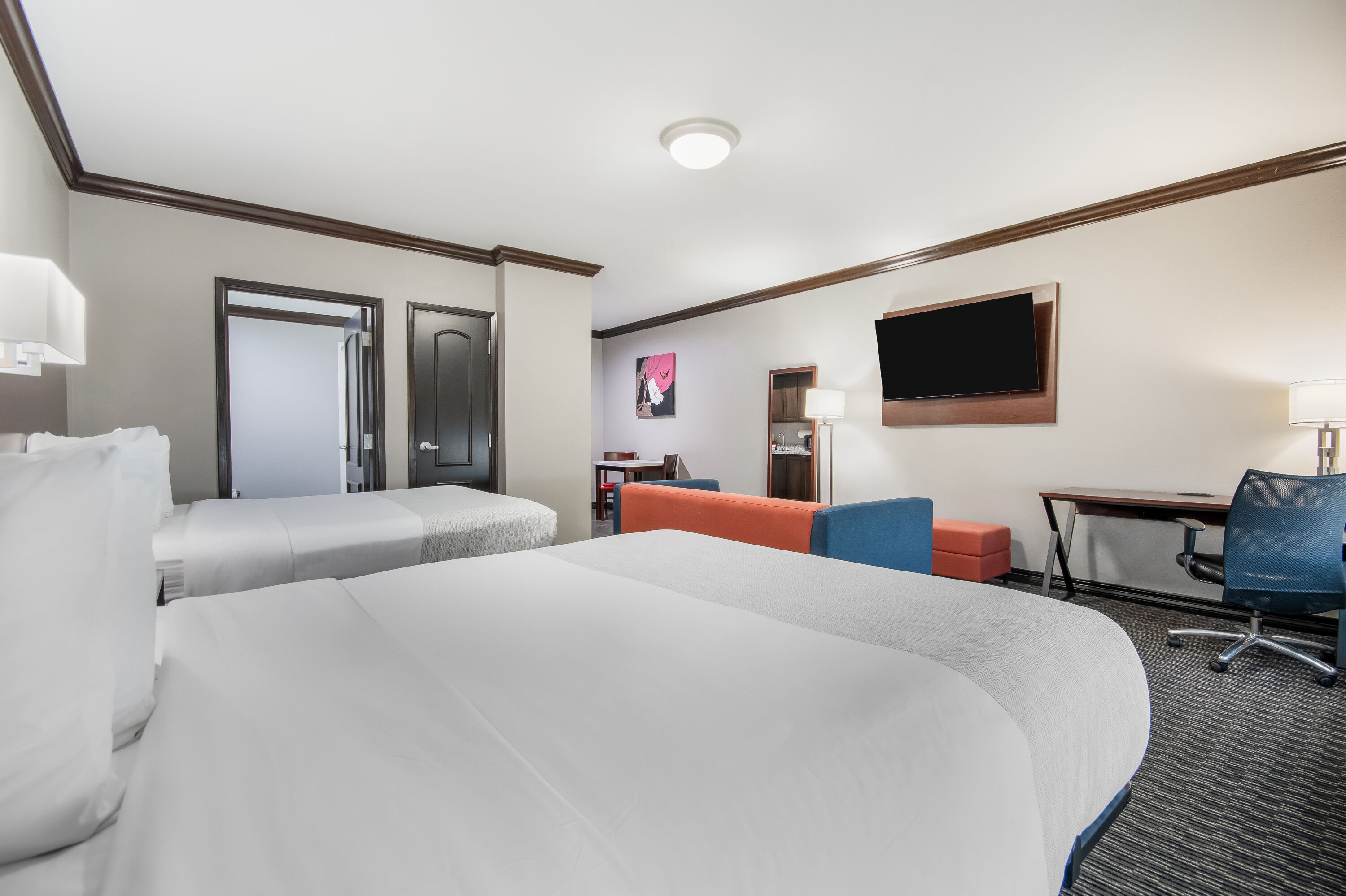 Queen bed guest room at the Hawthorn Suites by Wyndham Lubbock in Lubbock, Texas