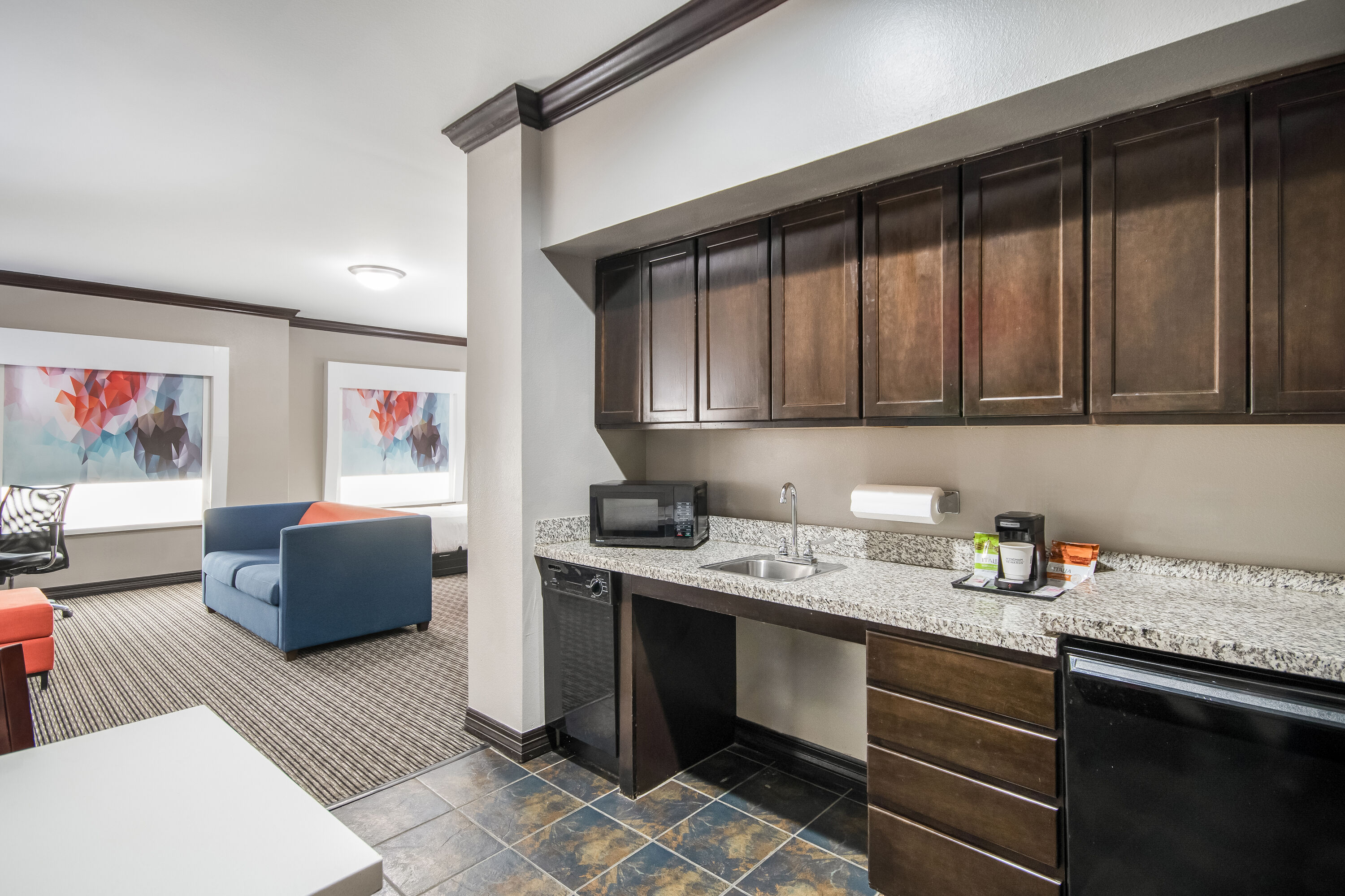 Queen bed guest room at the Hawthorn Suites by Wyndham Lubbock in Lubbock, Texas