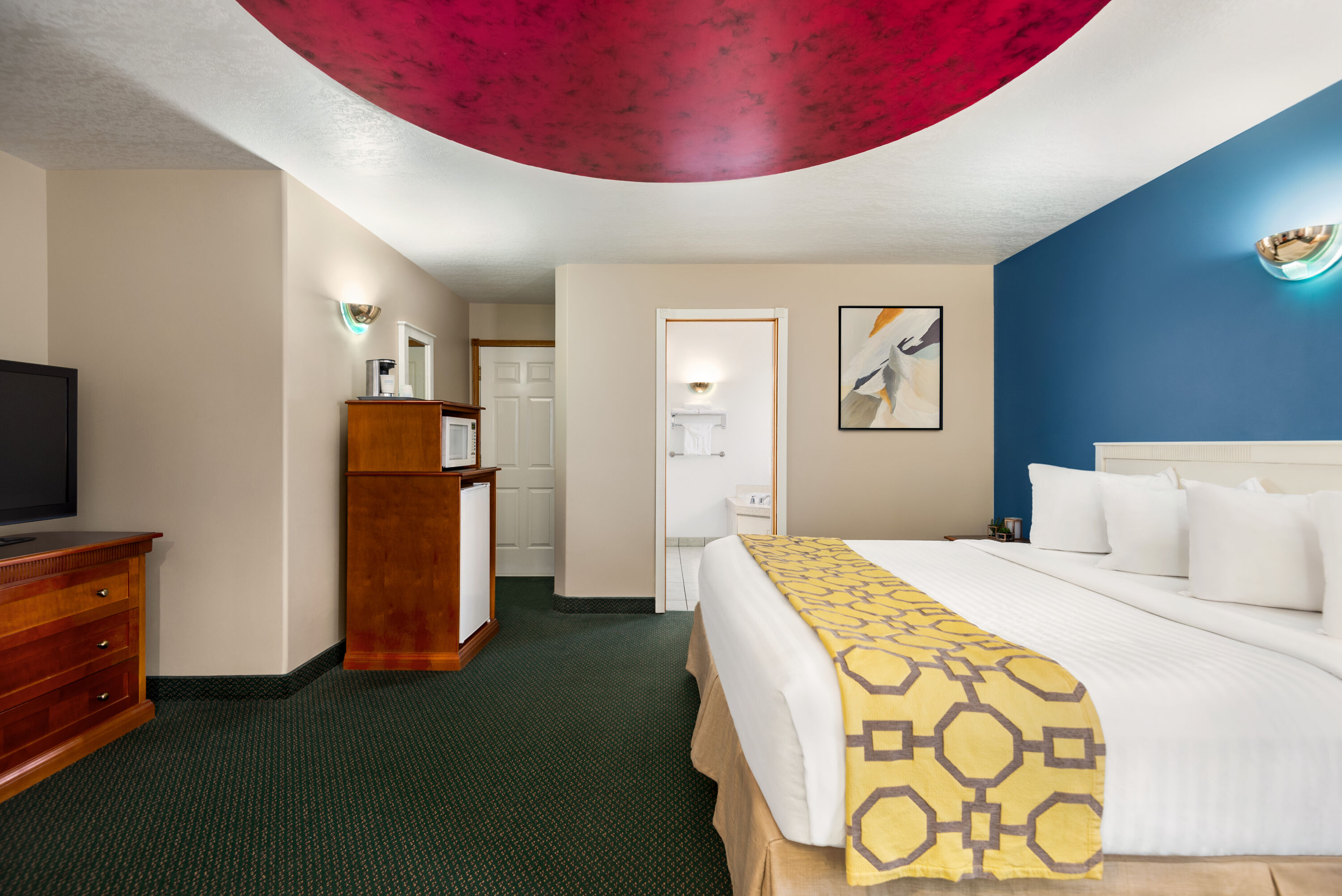 Baymont by Wyndham Hinton suite in Hinton, Alberta