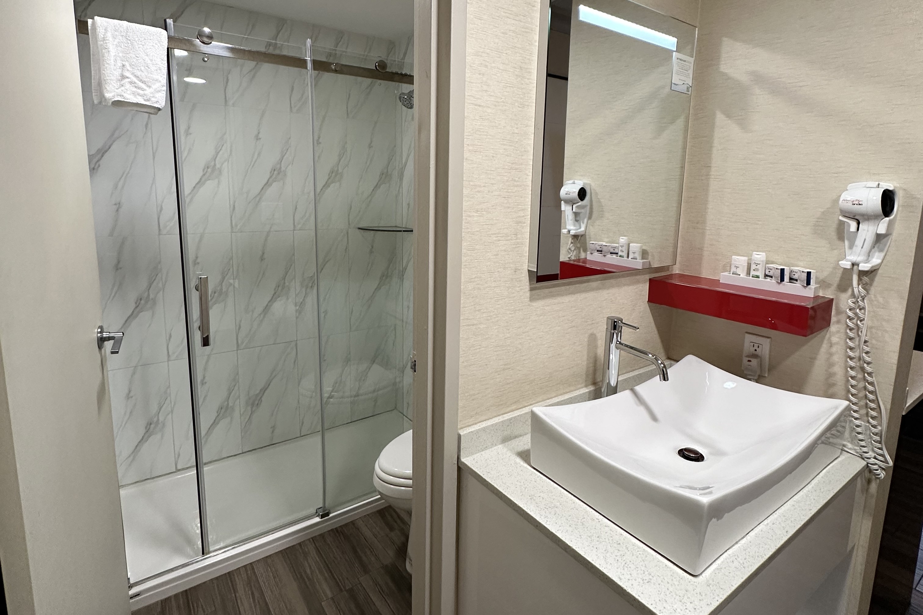Guest room bath at the Baymont by Wyndham Medicine Hat in Medicine Hat, Alberta