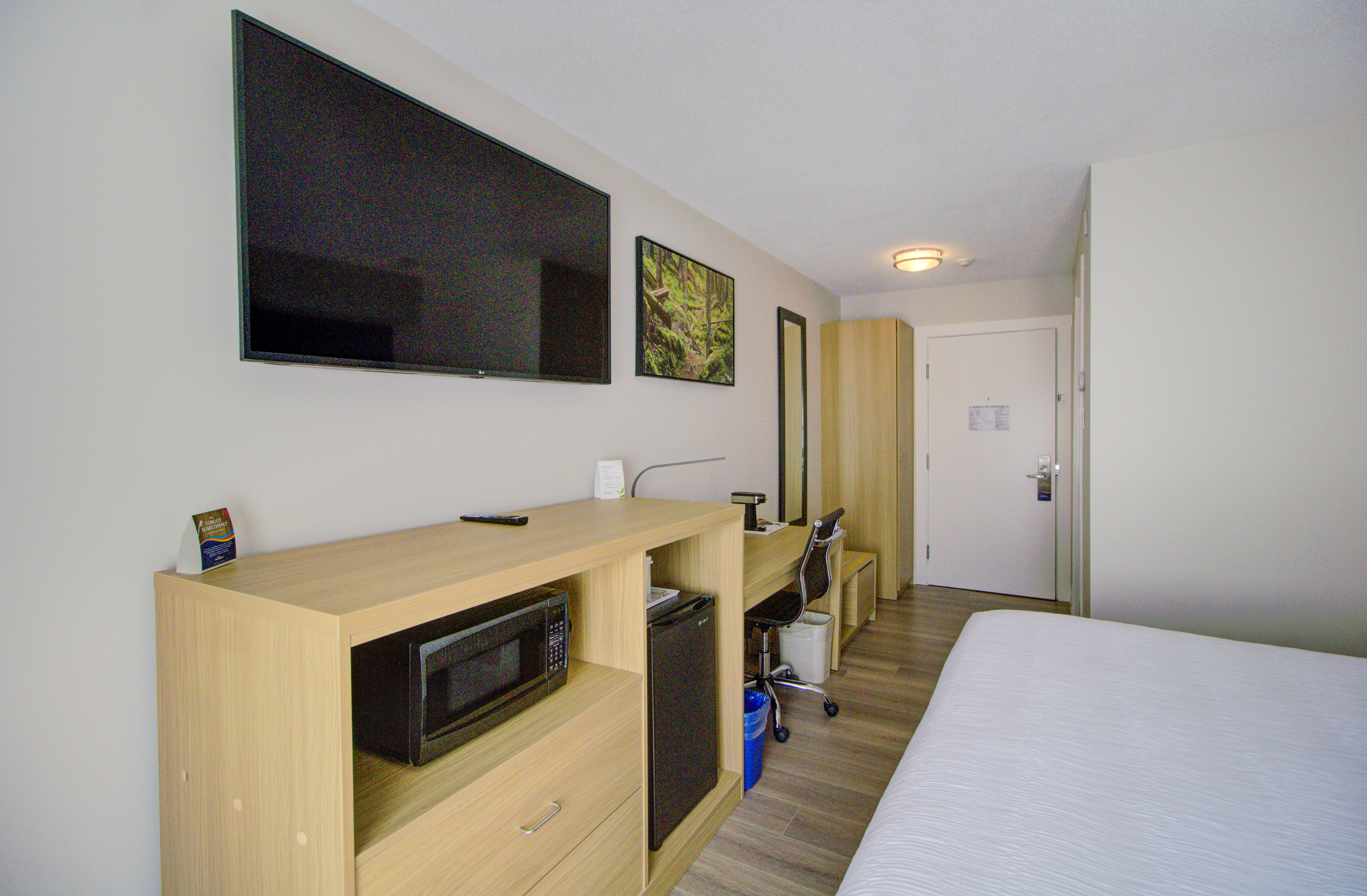 Guest room at the Baymont by Wyndham Gold River in Gold River, British Columbia