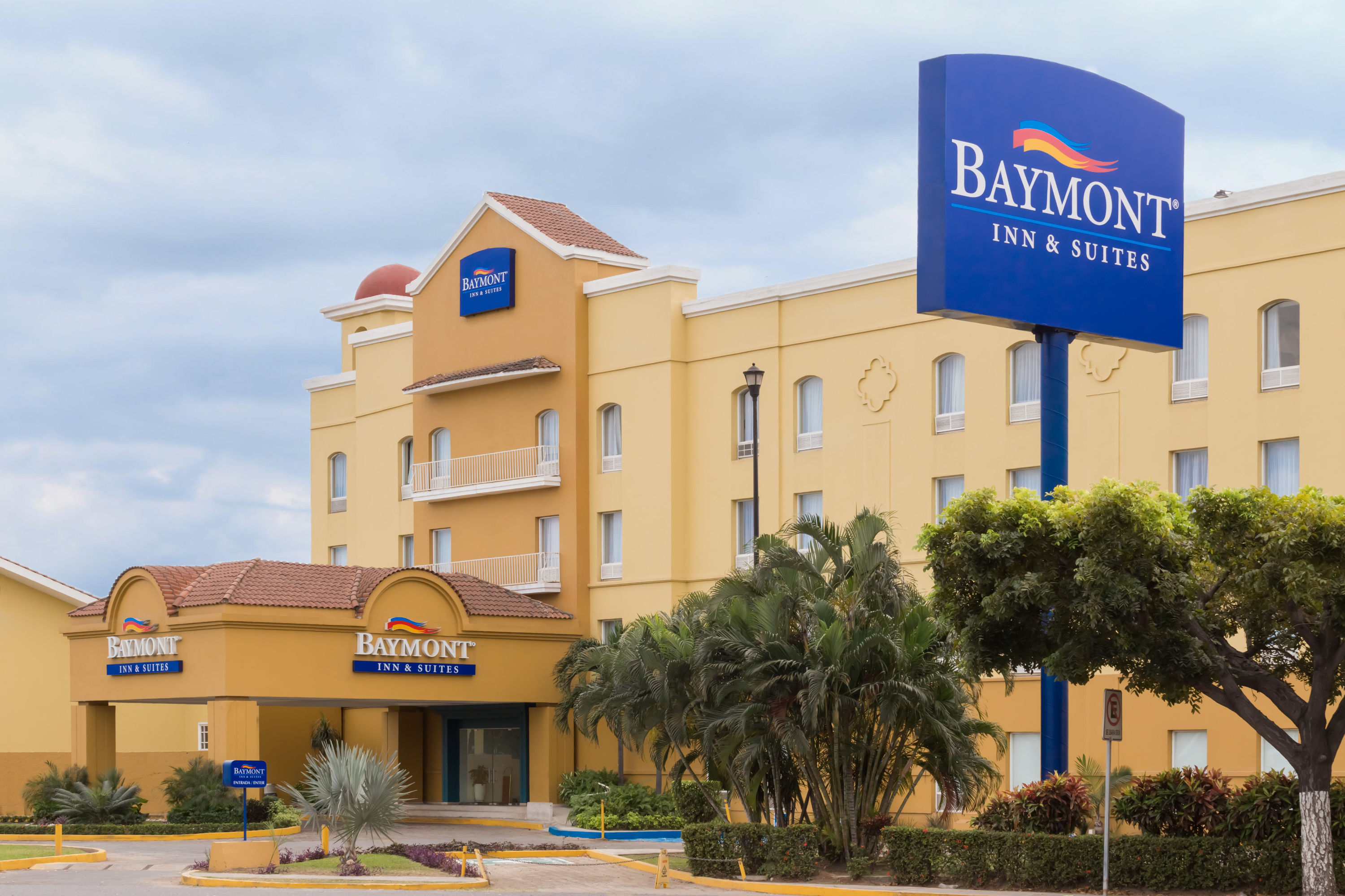 Exterior Day Image of Baymont by Wyndham Lazaro Cardenas hotel in Lazaro Cardenas, Other than US/Canada