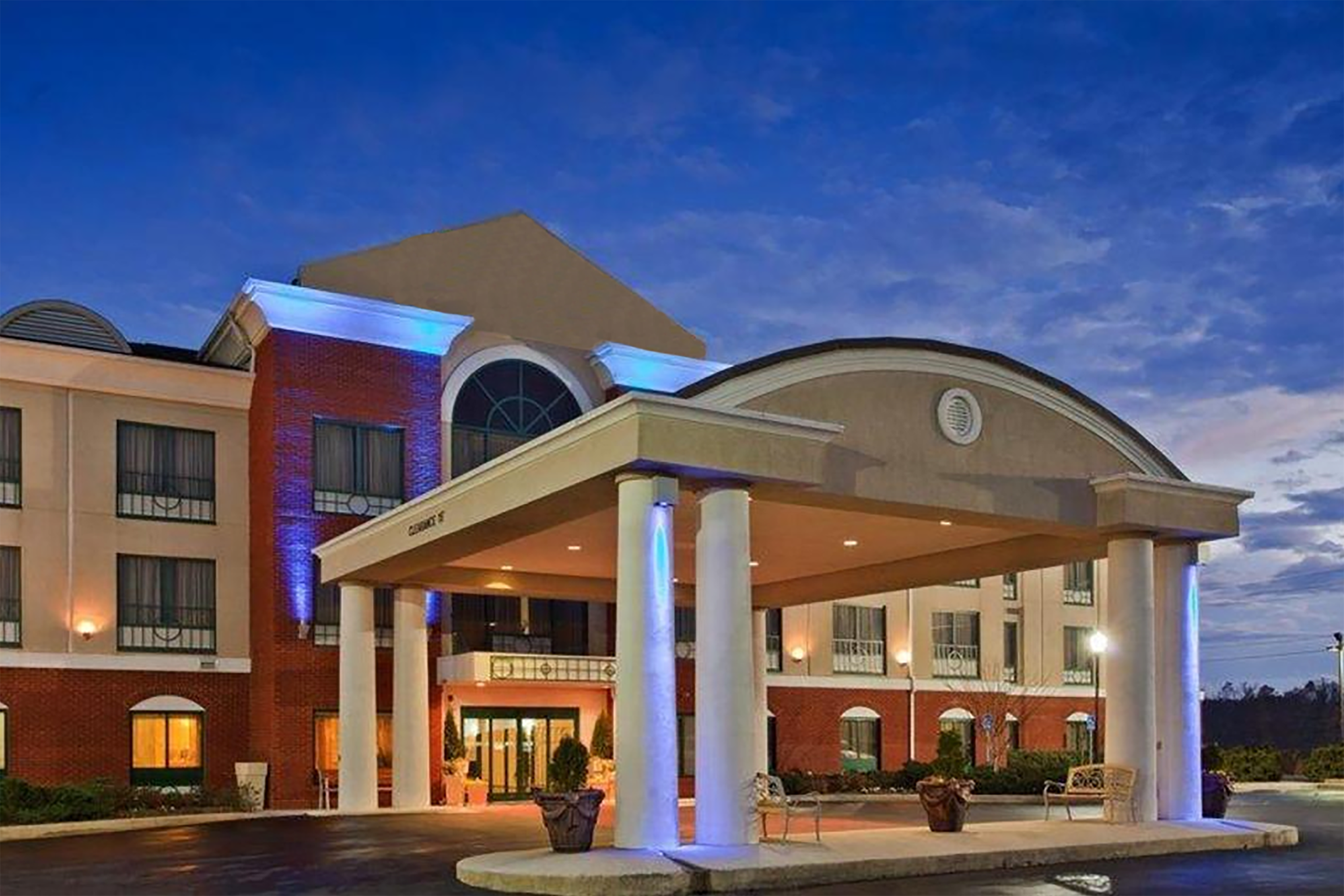 Exterior of Baymont by Wyndham Bessemer hotel in Bessemer, Alabama