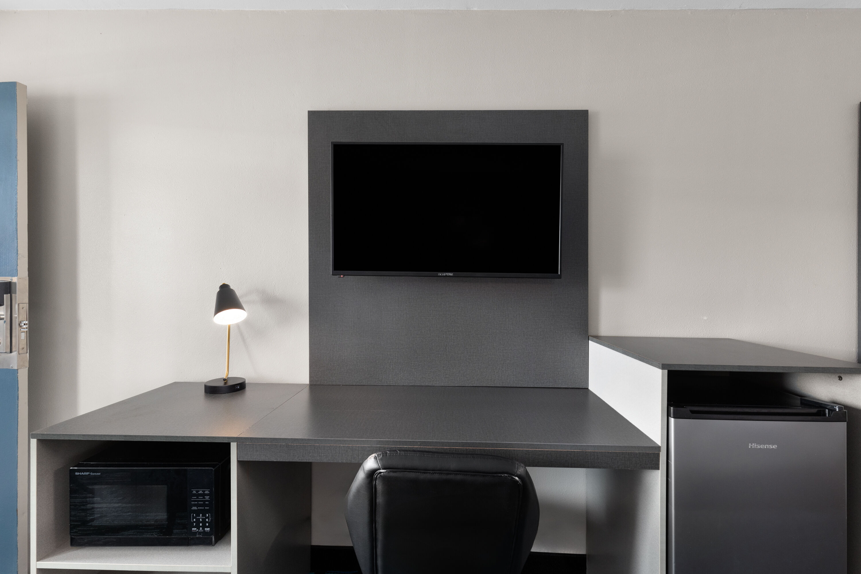 Guest room at the Baymont by Wyndham Dothan in Dothan, Alabama