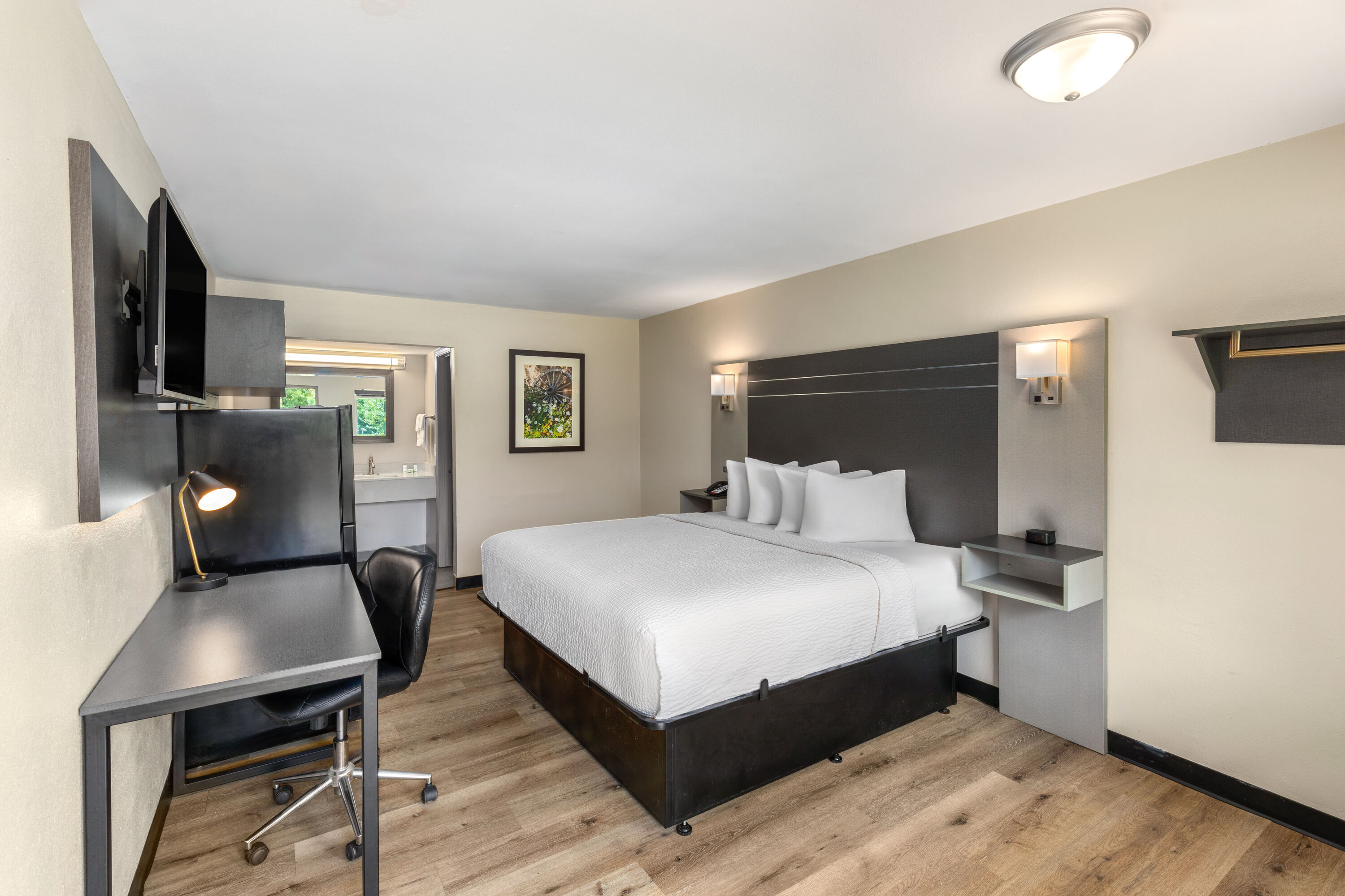 Baymont by Wyndham Dothan suite in Dothan, Alabama
