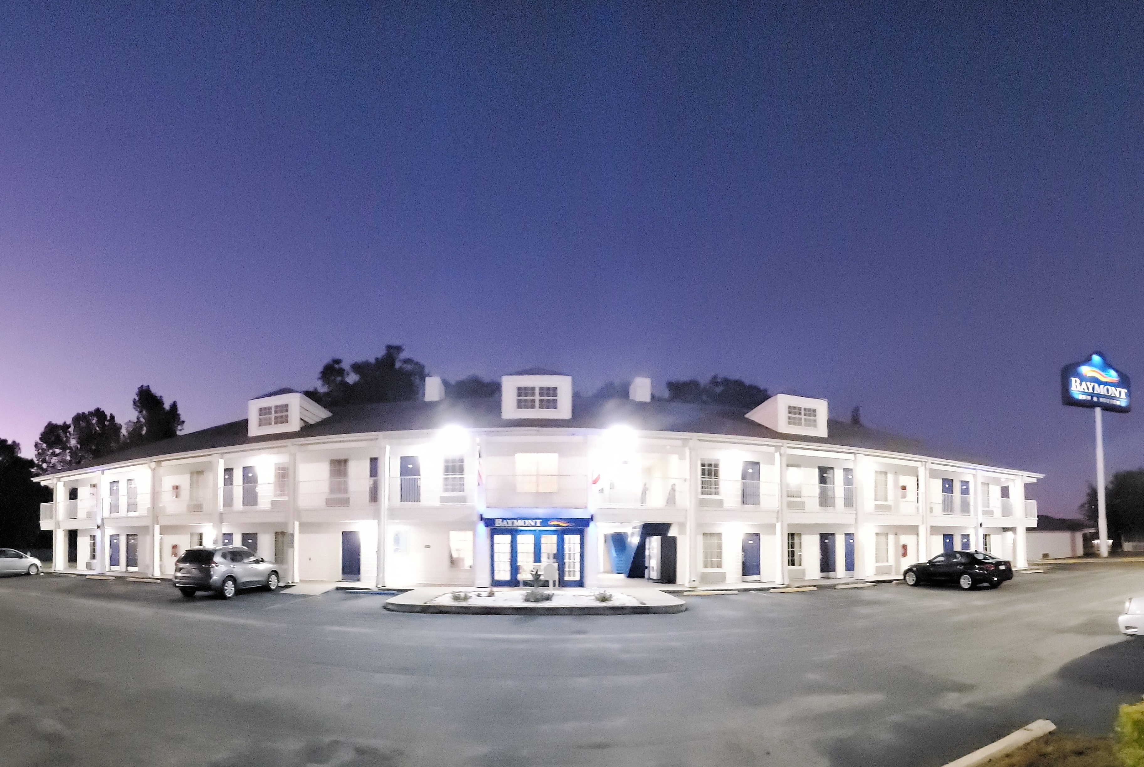 Exterior Dusk Image of Baymont by Wyndham Eufaula hotel in Eufaula, Alabama