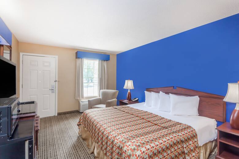 Baymont Inn And Suites Decatur Al Guest room at the Baymont Inn & Suites Florence/Muscle Shoals in