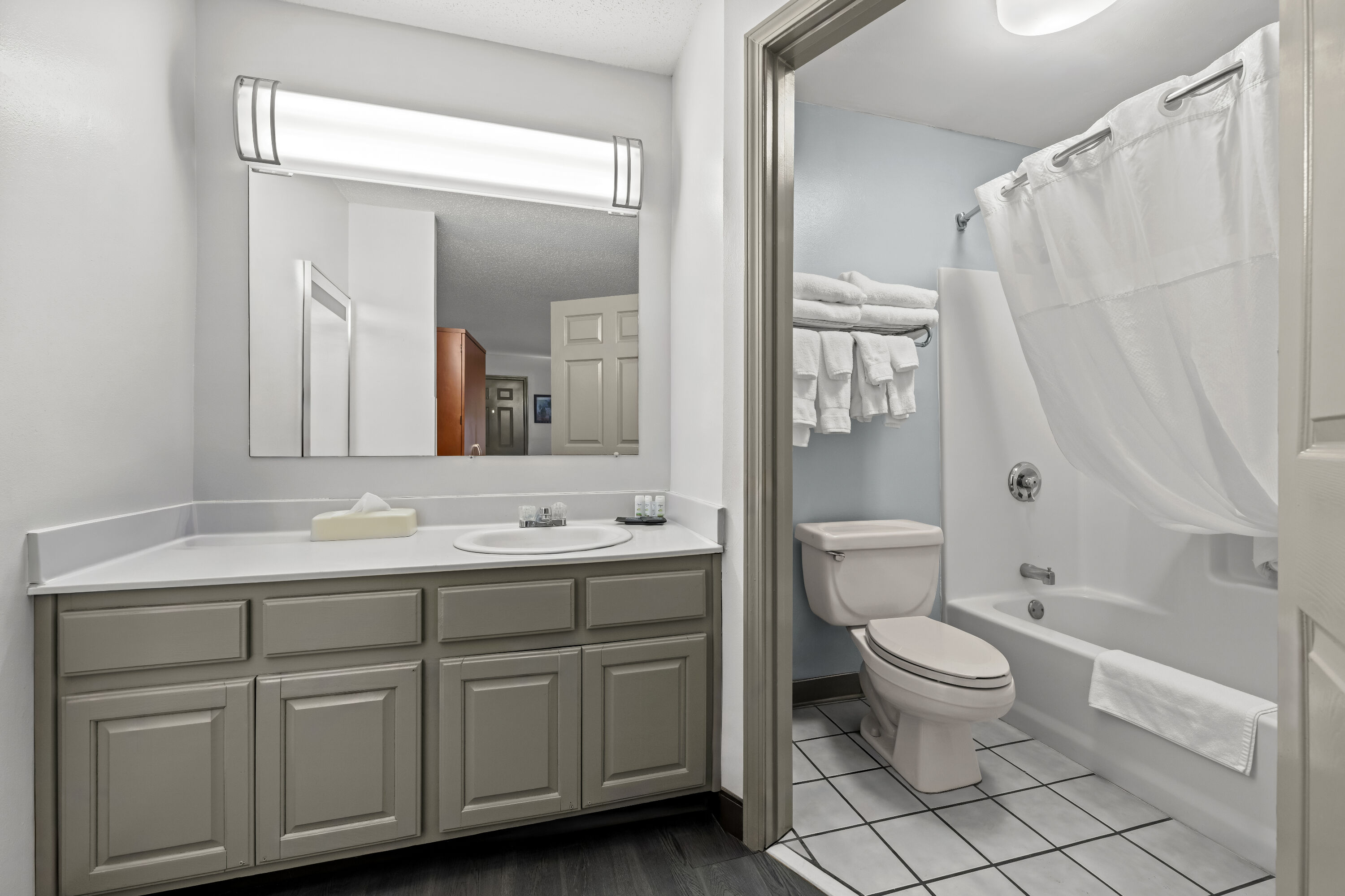 Guest room bath at the Baymont by Wyndham Tuscaloosa in Tuscaloosa, Alabama