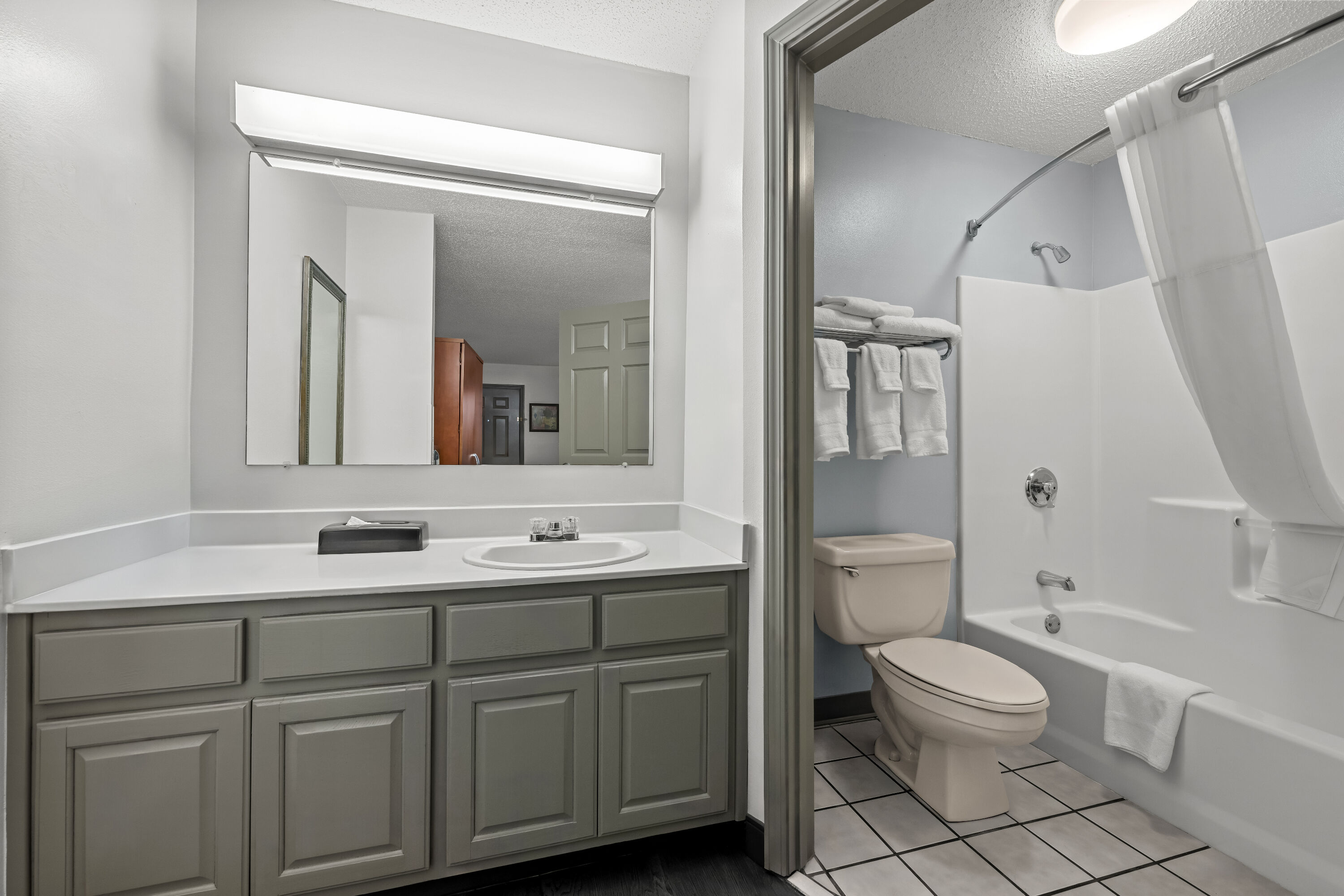 Guest room bath at the Baymont by Wyndham Tuscaloosa in Tuscaloosa, Alabama