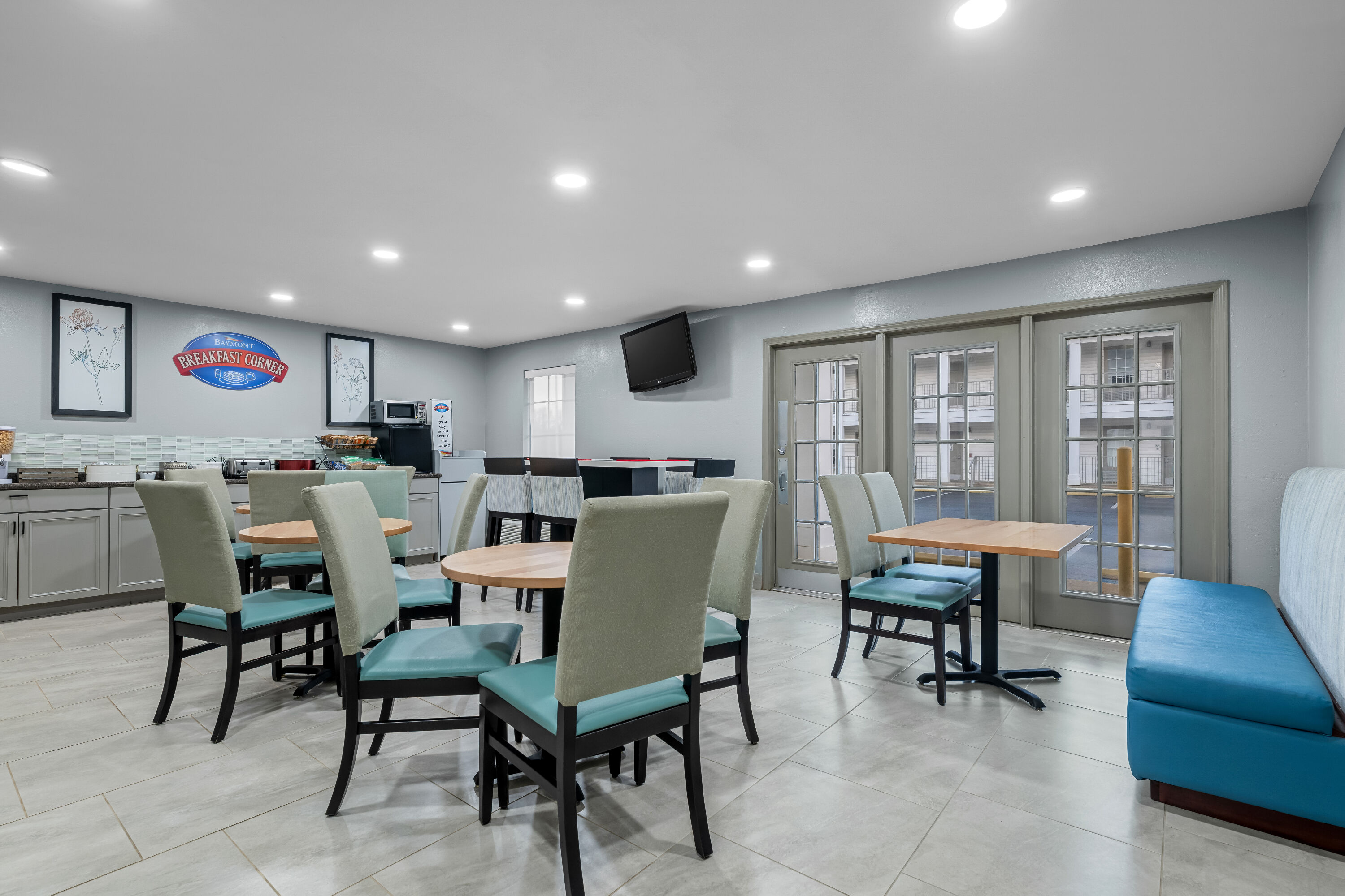 Baymont by Wyndham Tuscaloosa restaurant breakfast area with seating in Tuscaloosa, Alabama