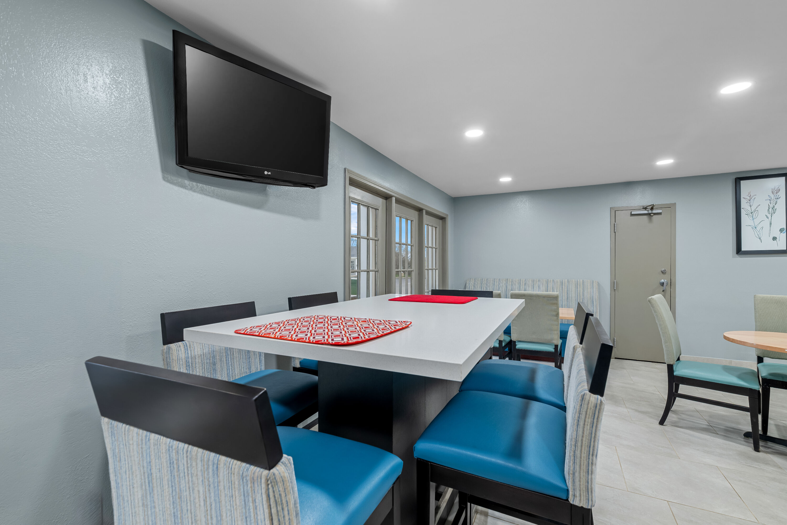 Baymont by Wyndham Tuscaloosa restaurant breakfast area with seating in Tuscaloosa, Alabama