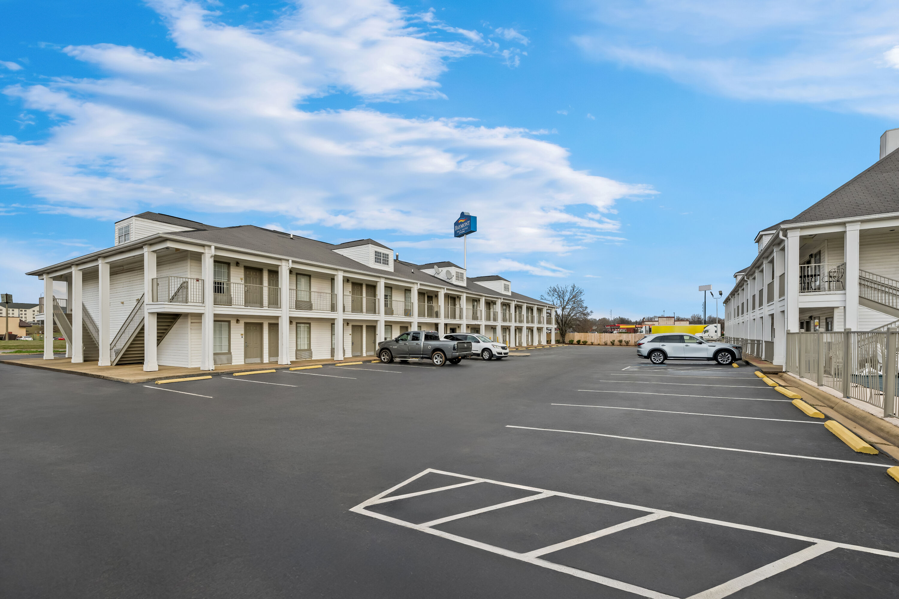 Exterior Day Image of Baymont by Wyndham Tuscaloosa hotel in Tuscaloosa, Alabama
