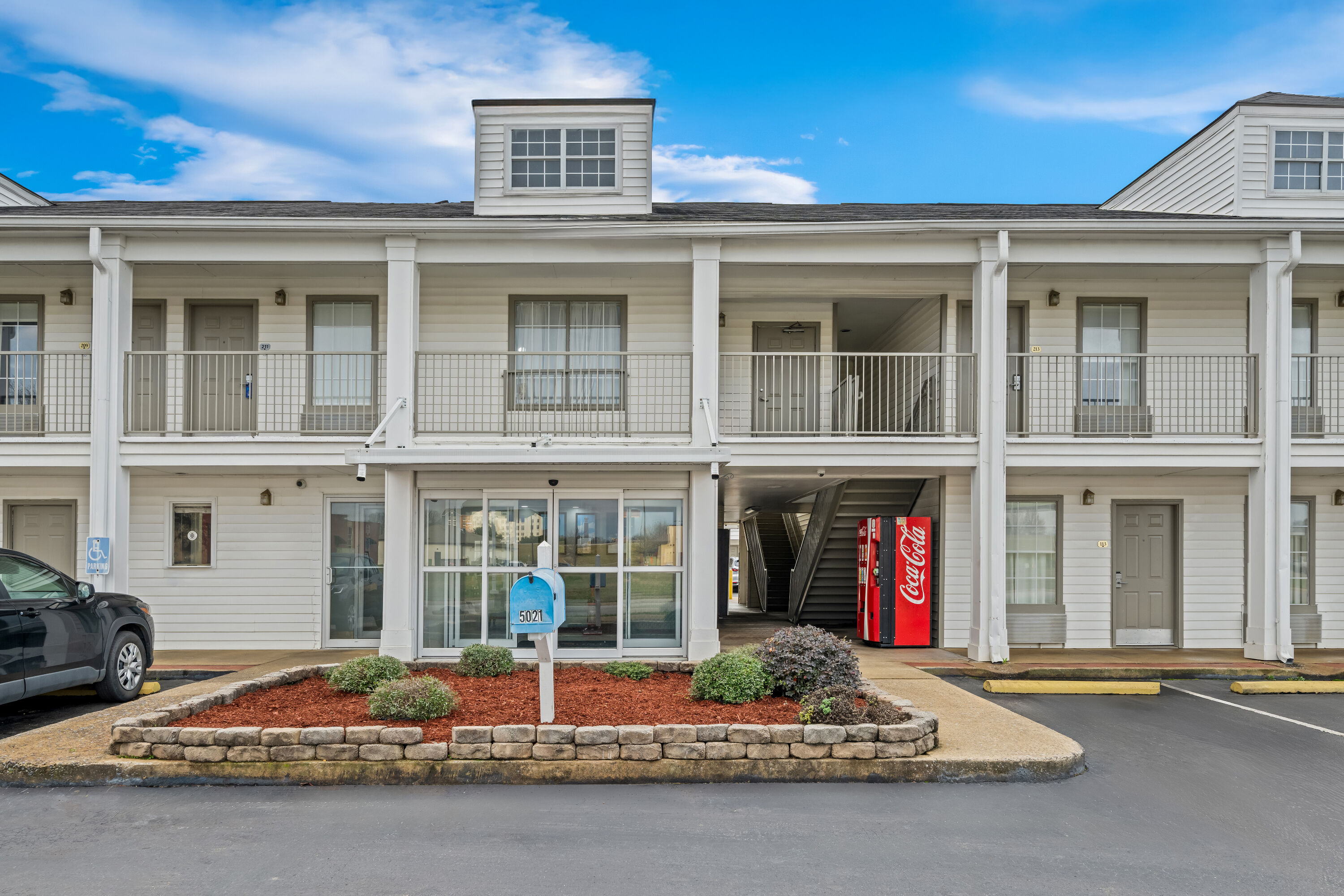 Exterior Day Image of Baymont by Wyndham Tuscaloosa hotel in Tuscaloosa, Alabama