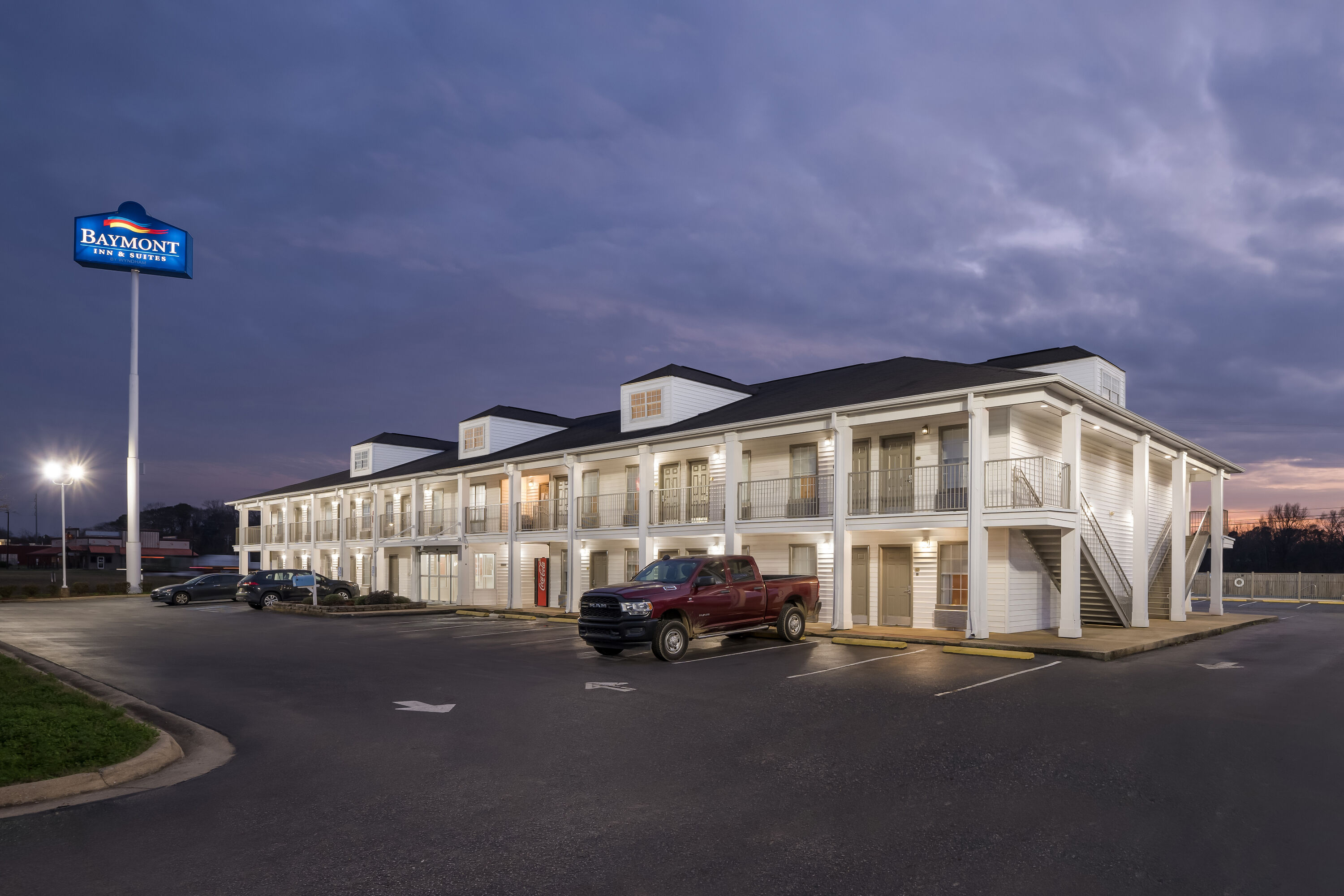 Exterior Night Image of Baymont by Wyndham Tuscaloosa hotel in Tuscaloosa, Alabama