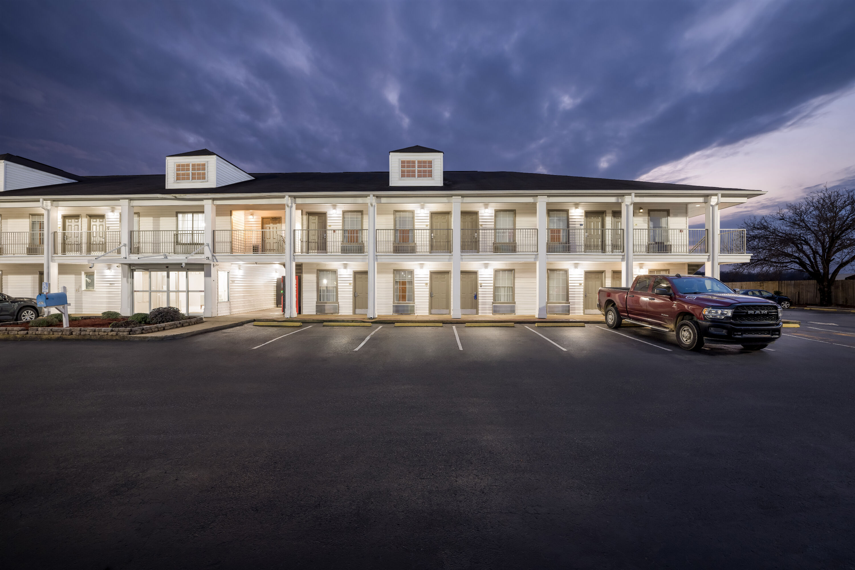 Exterior Night Image of Baymont by Wyndham Tuscaloosa hotel in Tuscaloosa, Alabama